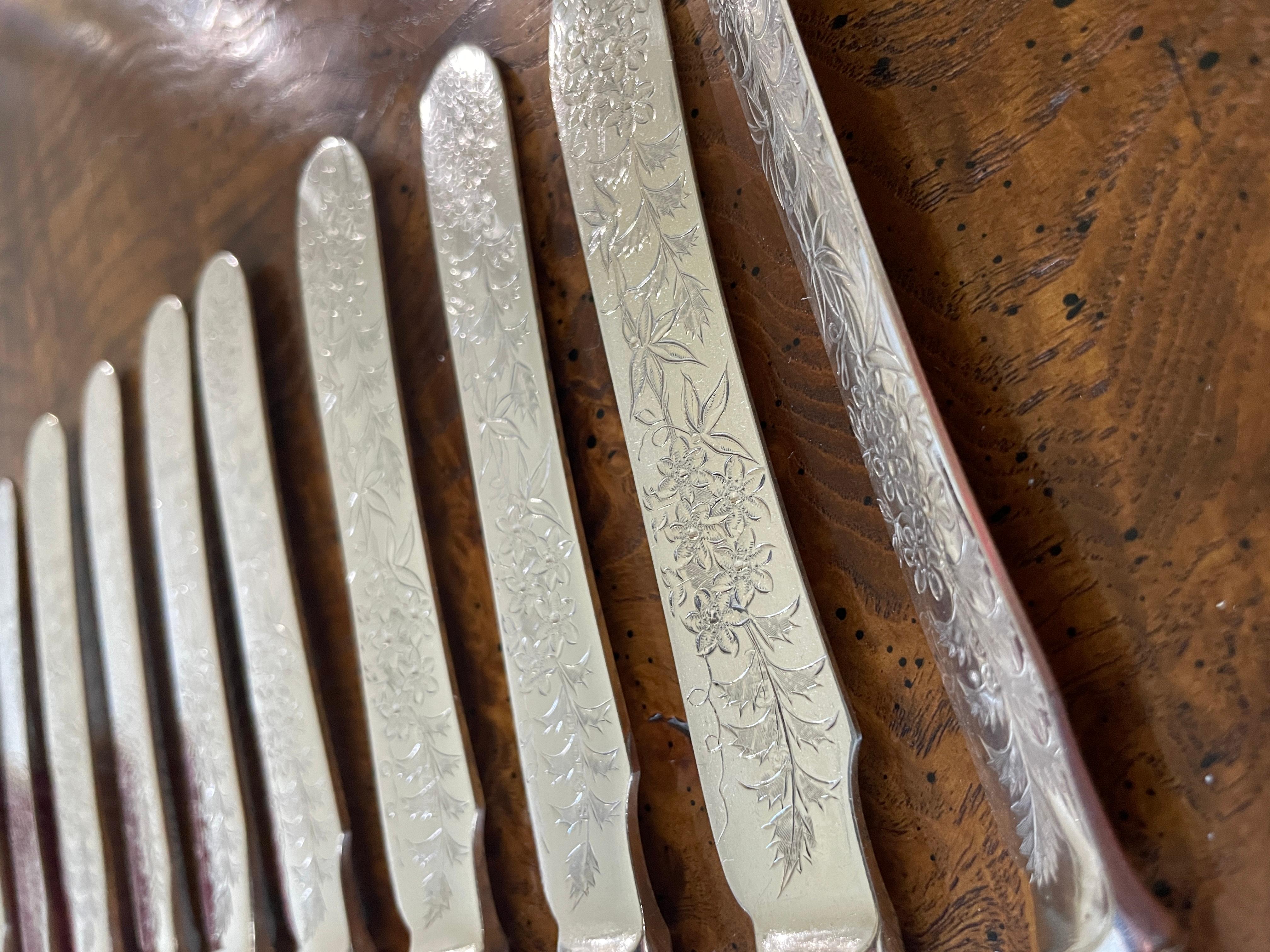 Set di posate d'argento vittoriane ornate in scatola. Questo set è composto da coperti per 18 persone. Questo set è stato realizzato nel 1890 circa. L'incisione su ogni pezzo è molto intricata. Il set viene fornito nella scatola originale foderata