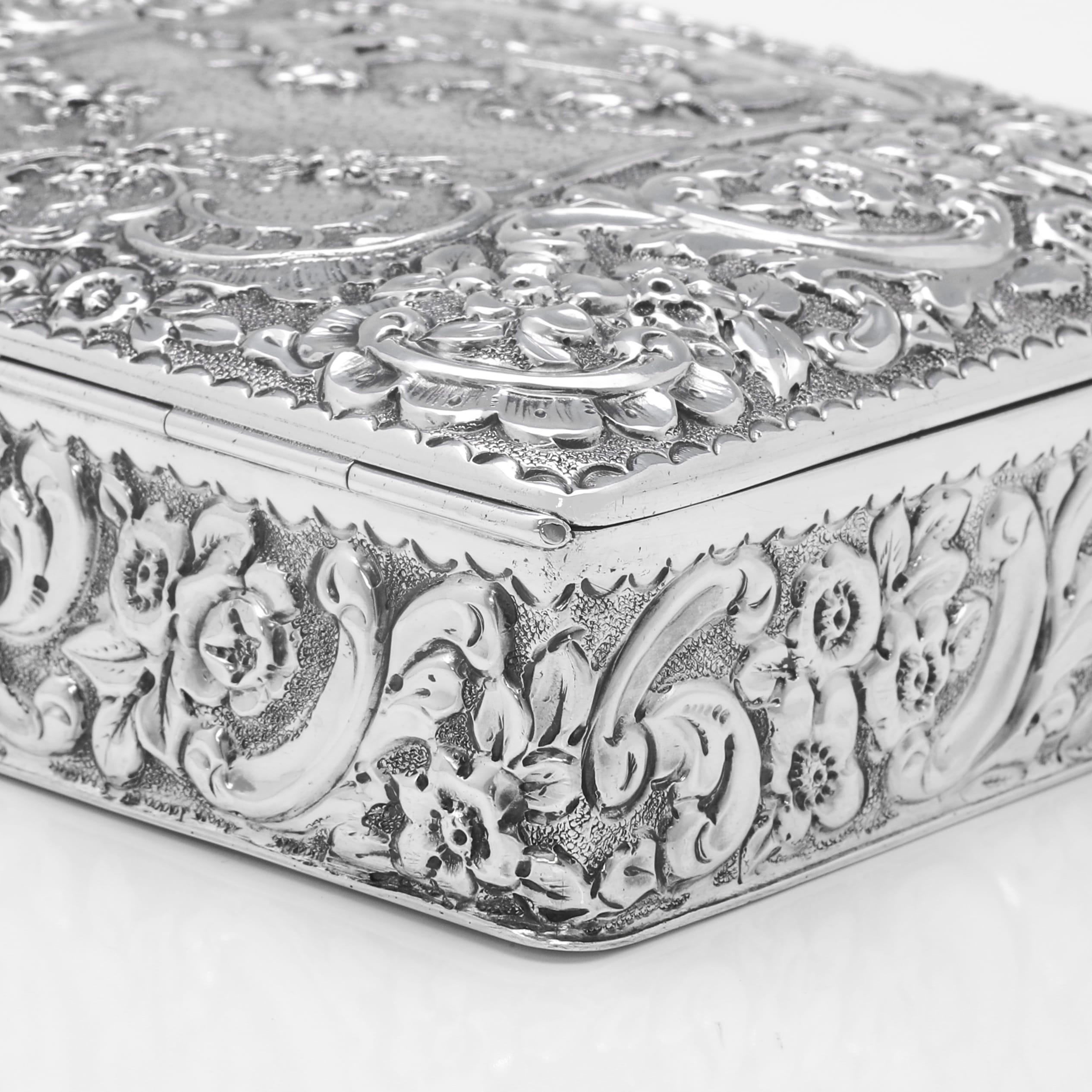 Ornate Victorian sterling silver dressing table box made in 1899 In Good Condition For Sale In London, London