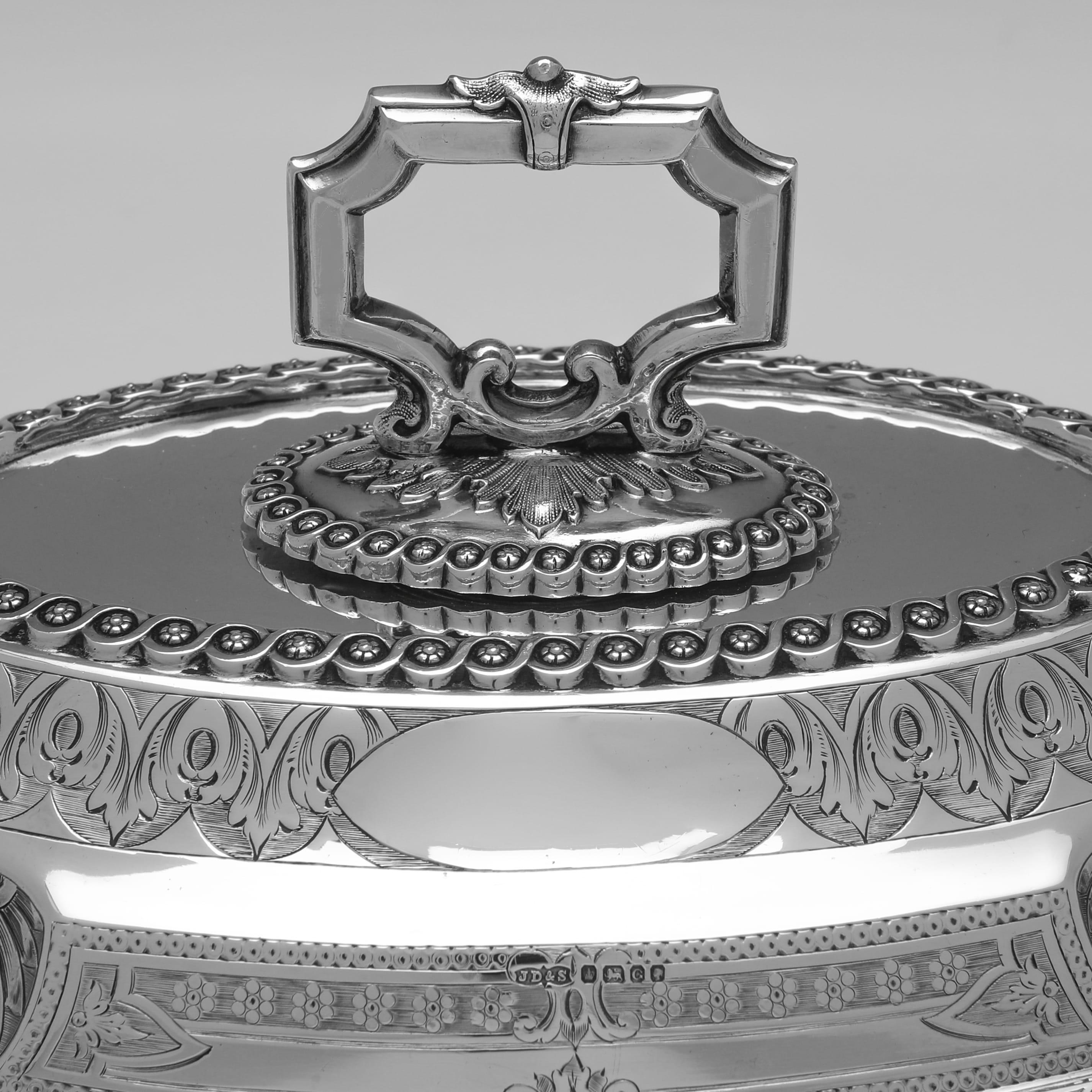 Victorien Ornate Victorian Sterling Silver Lidded Entrée Dish by J. Dixon & Sons, 1874 en vente