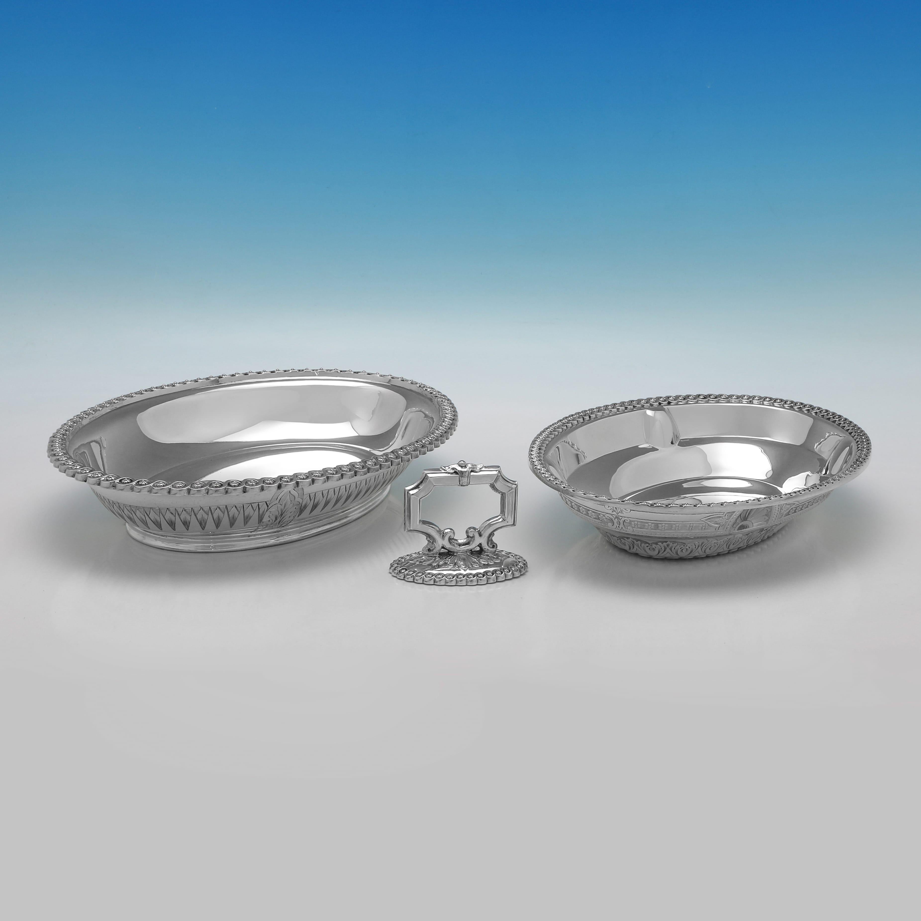 Fin du XIXe siècle Ornate Victorian Sterling Silver Lidded Entrée Dish by J. Dixon & Sons, 1874 en vente