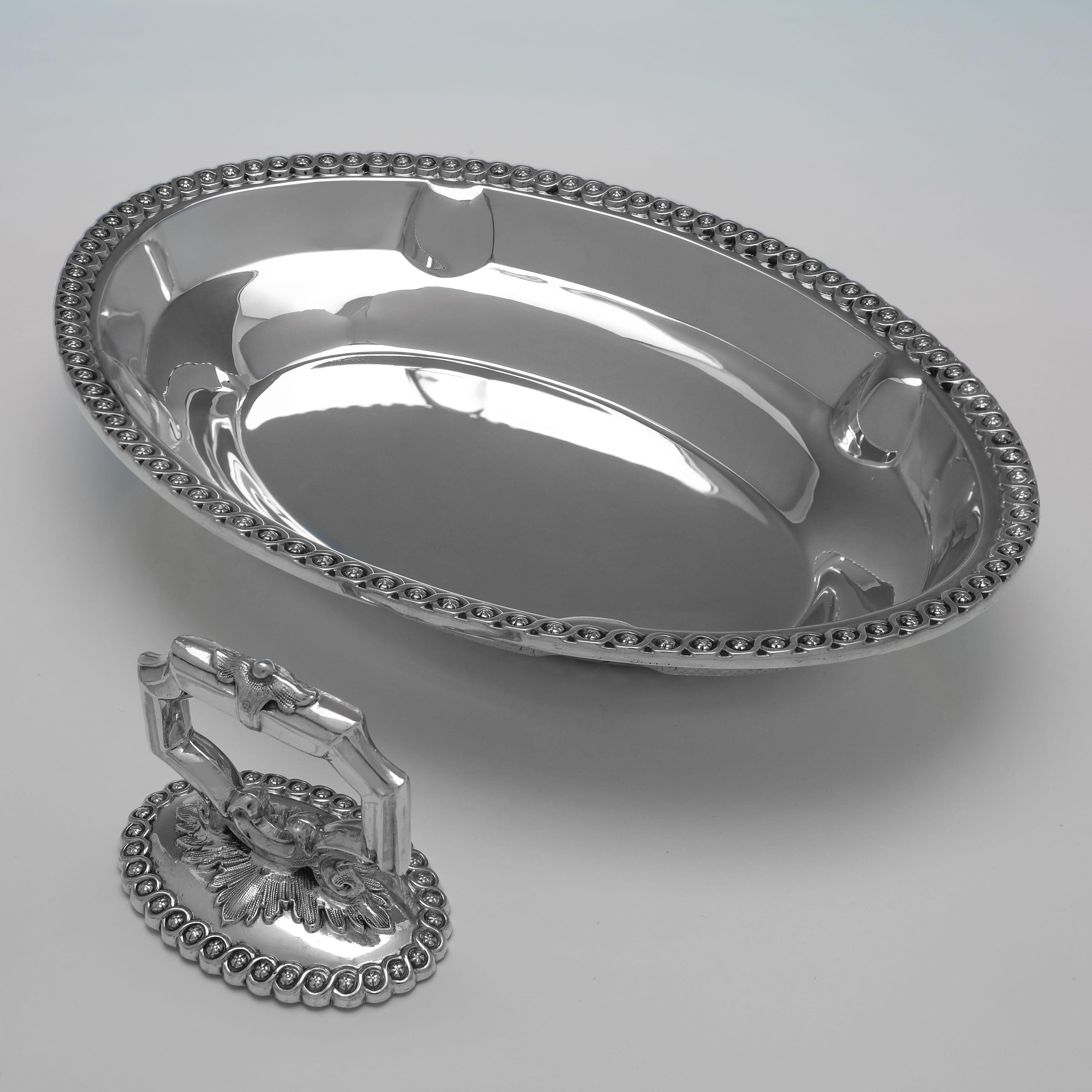 Argent sterling Ornate Victorian Sterling Silver Lidded Entrée Dish by J. Dixon & Sons, 1874 en vente