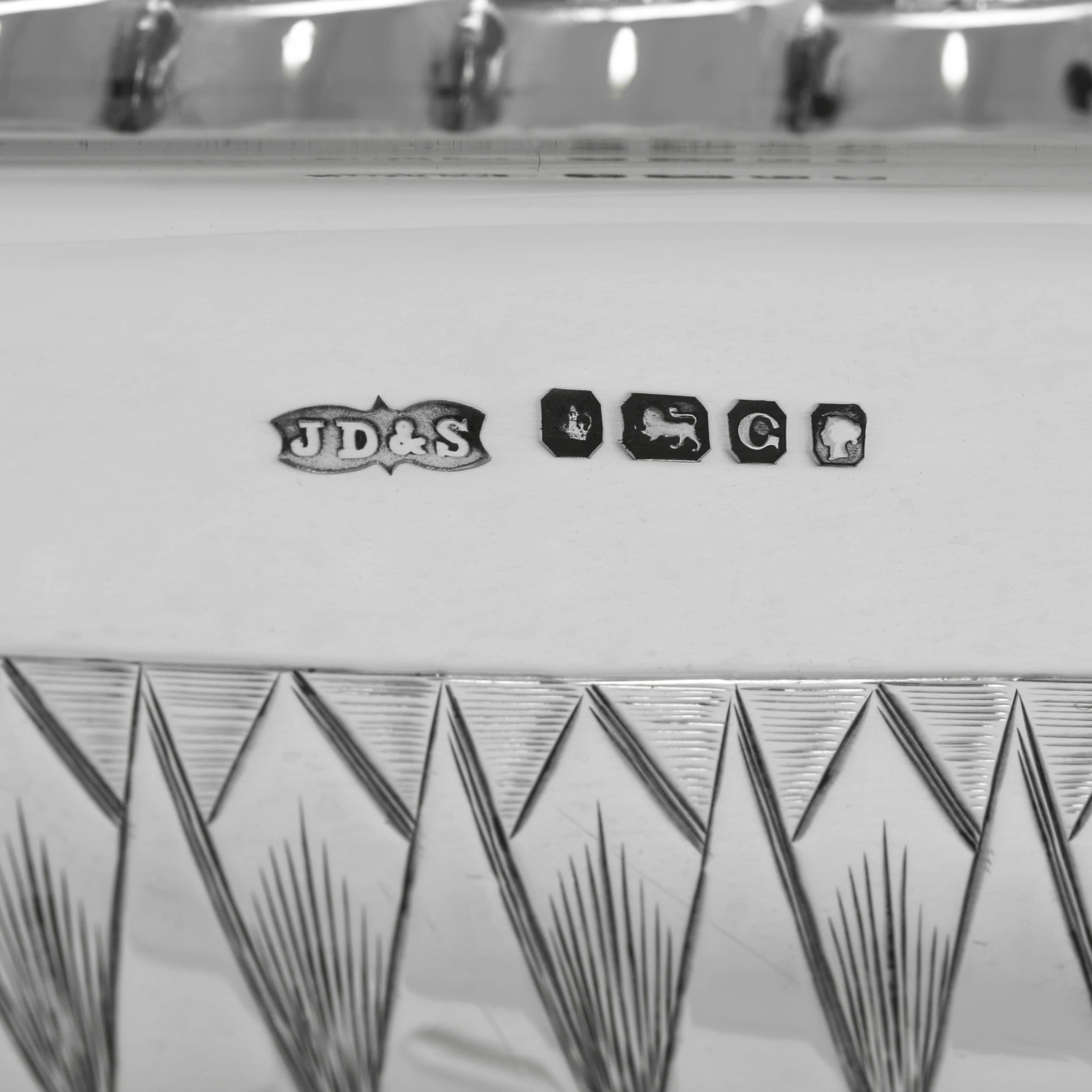 Ornate Victorian Sterling Silver Lidded Entrée Dish by J. Dixon & Sons, 1874 en vente 1