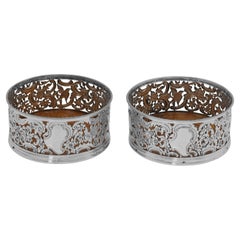 Posavasos victorianos ornamentados de plata de ley fabricados por George Fox en Londres 1890