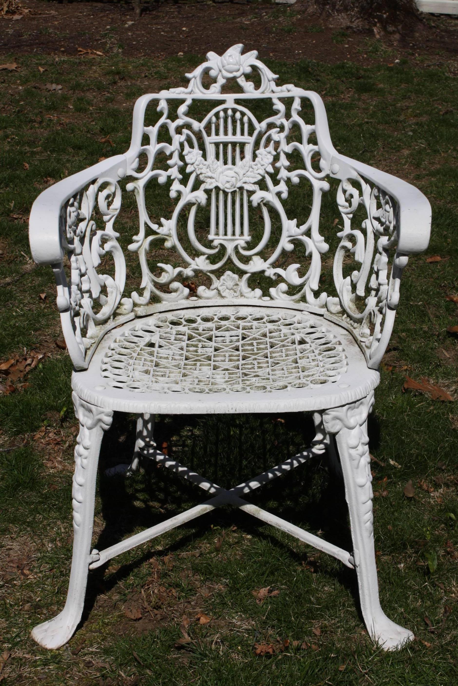 Ensemble de salle à manger de jardin de style victorien orné en aluminium moulé Bon état à Pembroke, MA