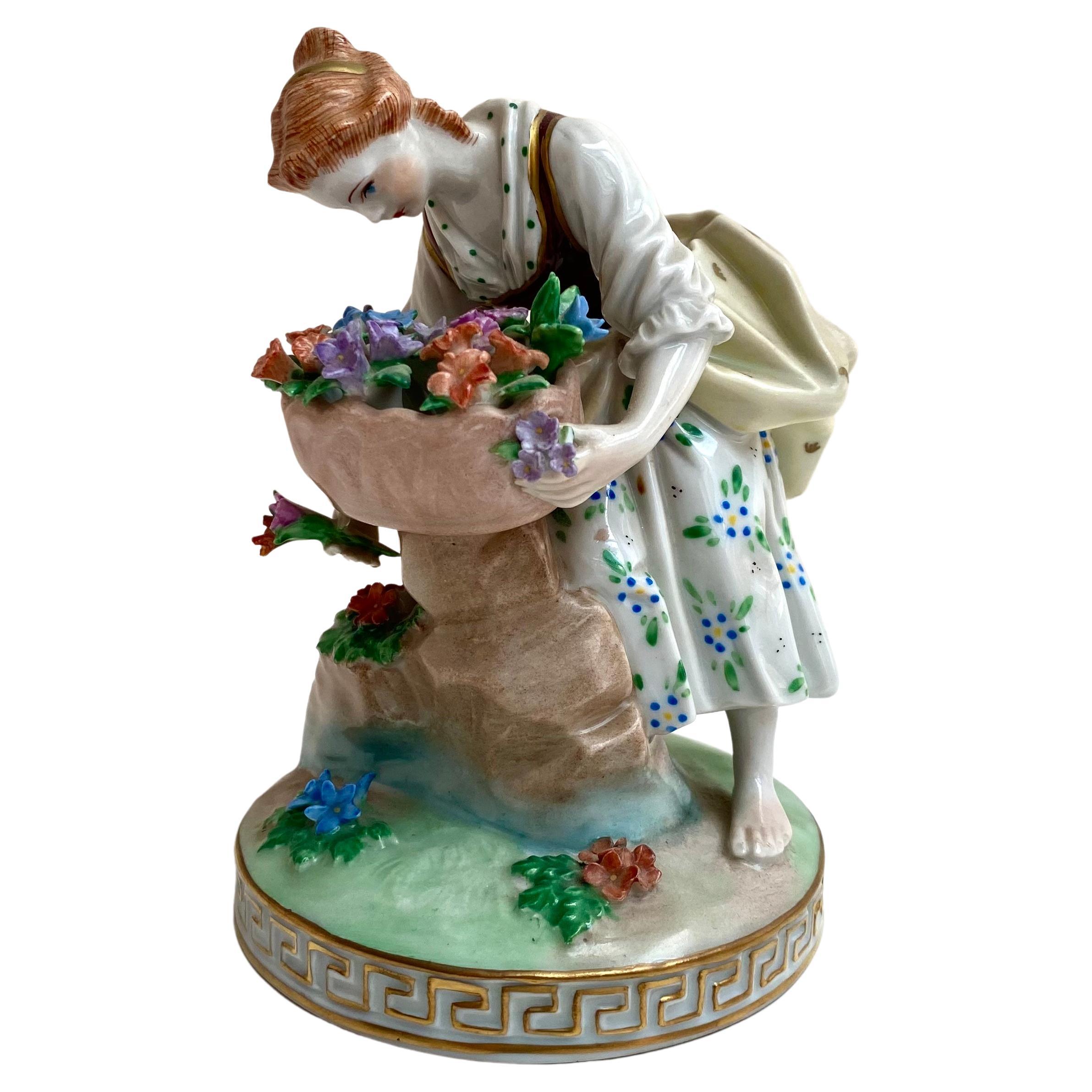 Verschnörkelte Vintage-Figur einer Dame mit Blumen, Dresden, Deutschland
