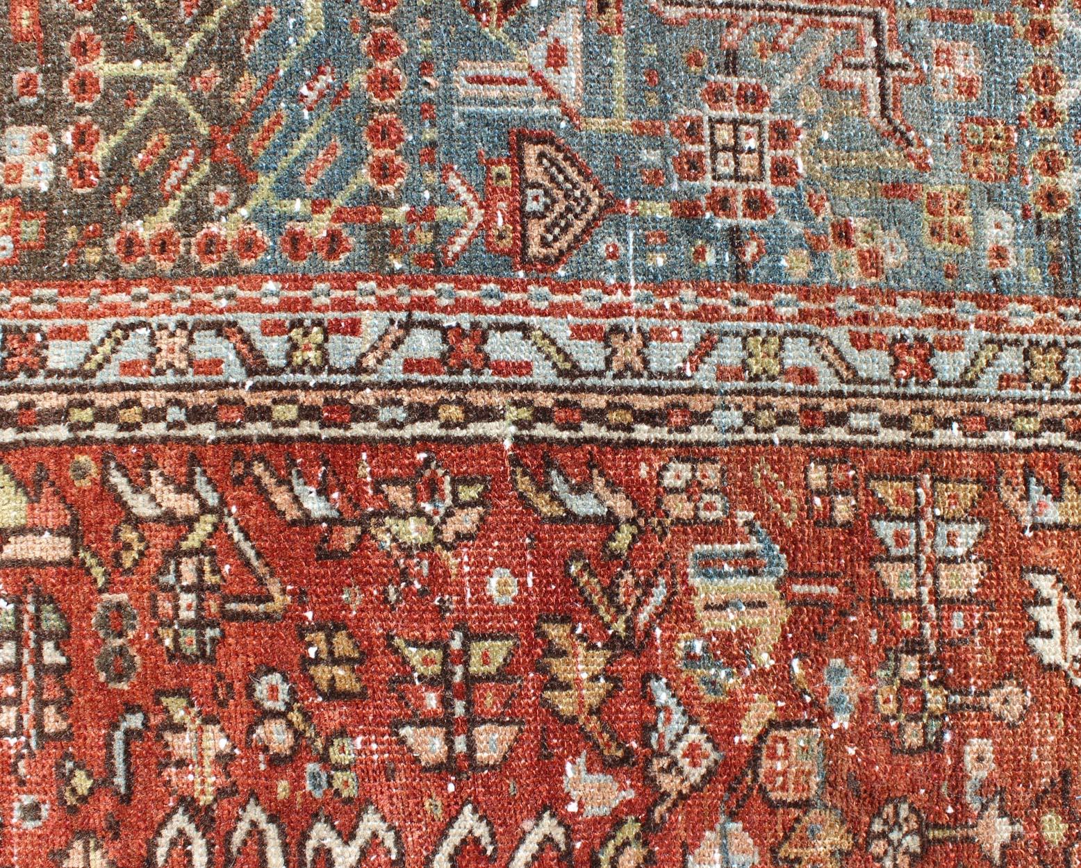 Verzierter persischer Karadjeh-Teppich im Vintage-Stil mit drei geometrischen Medaillons und Motiven im Angebot 2