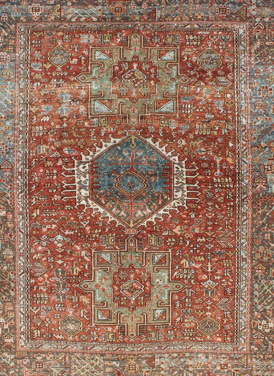 Verzierter persischer Karadjeh-Teppich im Vintage-Stil mit drei geometrischen Medaillons und Motiven (Stammeskunst) im Angebot