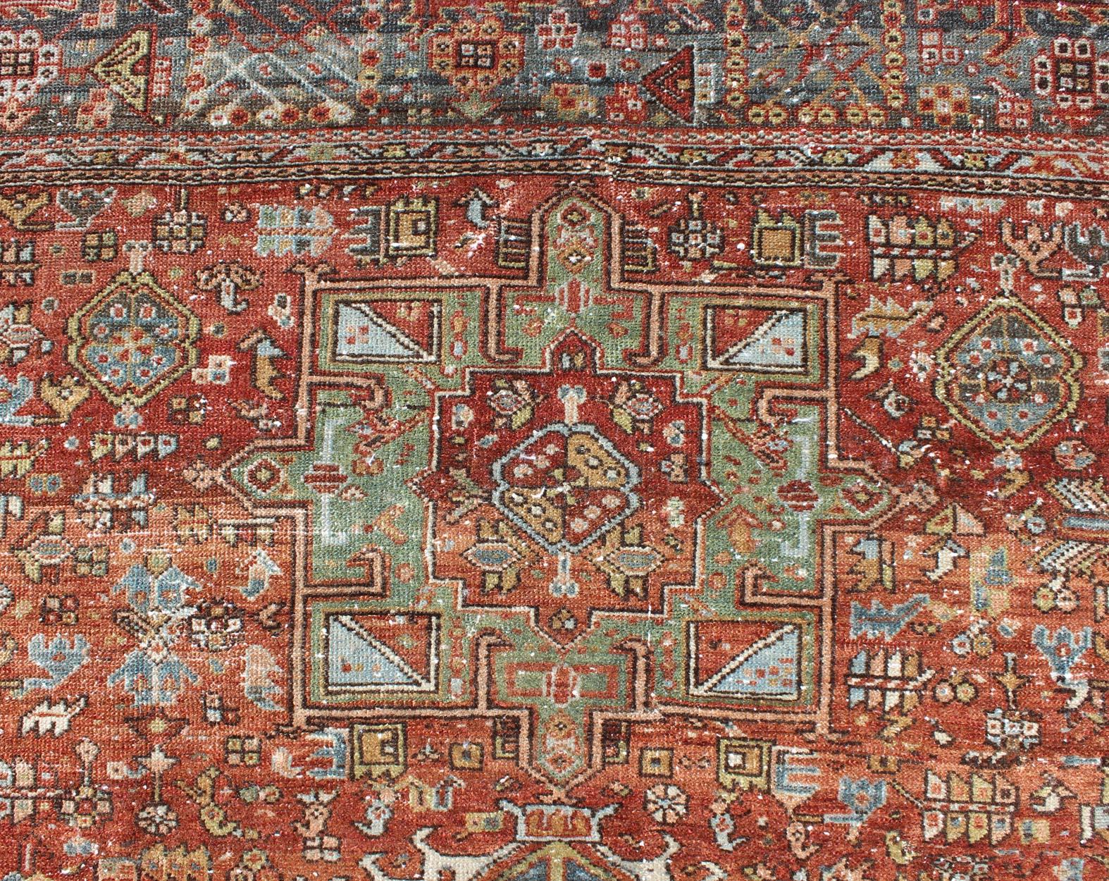 Verzierter persischer Karadjeh-Teppich im Vintage-Stil mit drei geometrischen Medaillons und Motiven (Wolle) im Angebot