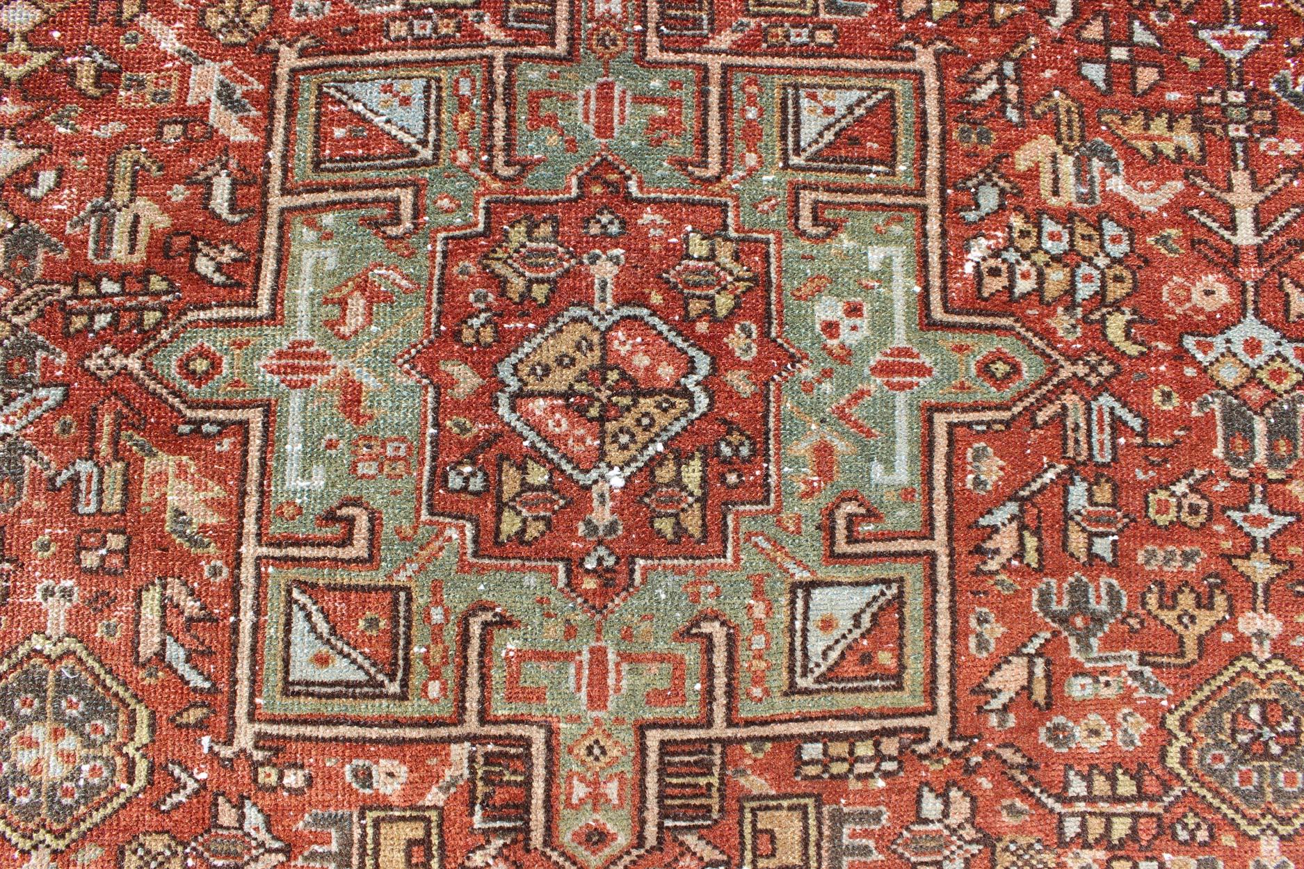 Verzierter persischer Karadjeh-Teppich im Vintage-Stil mit drei geometrischen Medaillons und Motiven im Angebot 1