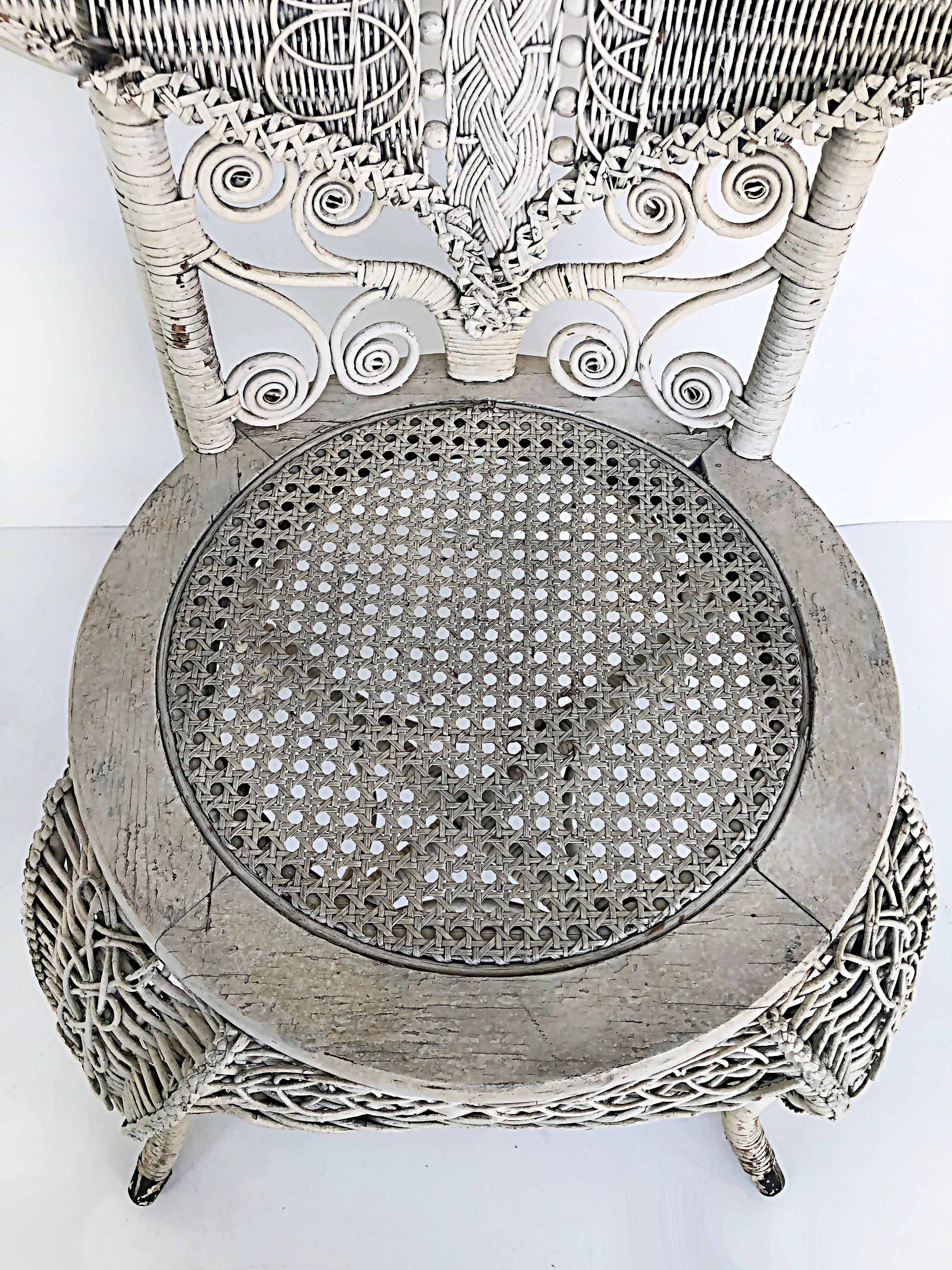 Chaise en osier ornée, peinte en blanc, de la fin de l'époque victorienne en vente 7