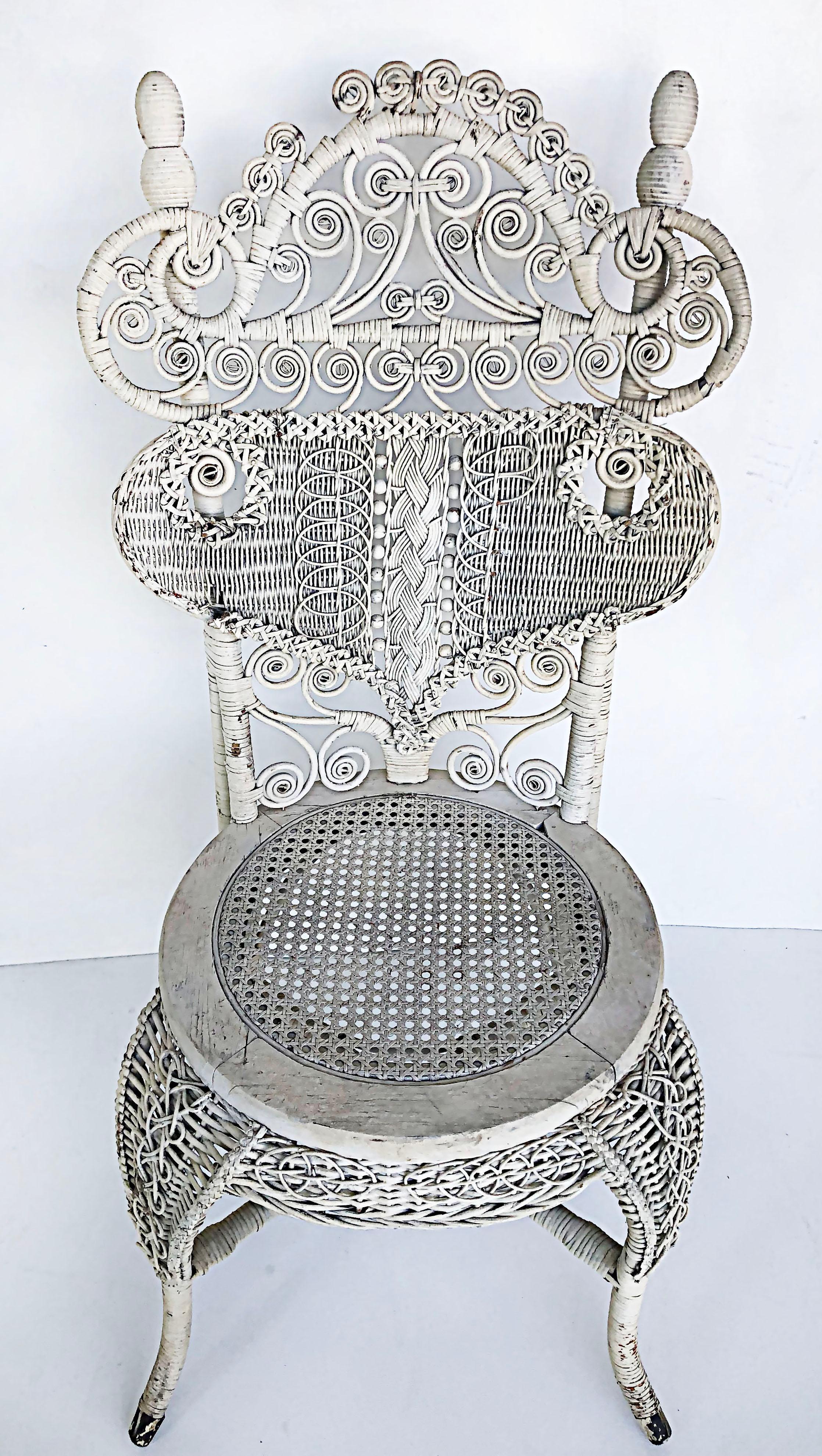 Chaise en osier ornée, peinte en blanc, de la fin de l'époque victorienne en vente 10