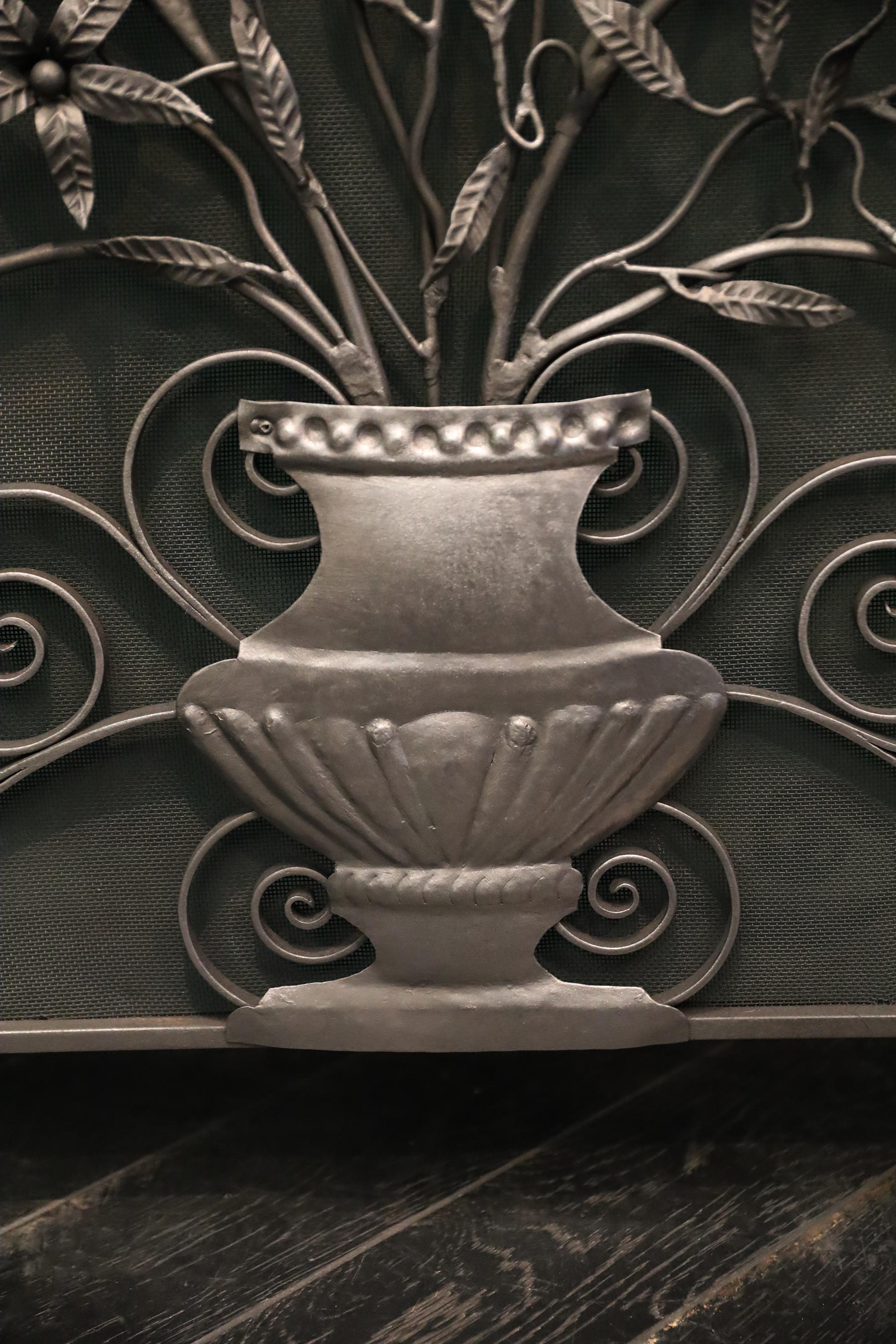 Édouardien Écran de cheminée orné de volutes et de fleurs sauvages en fer forgé en vente