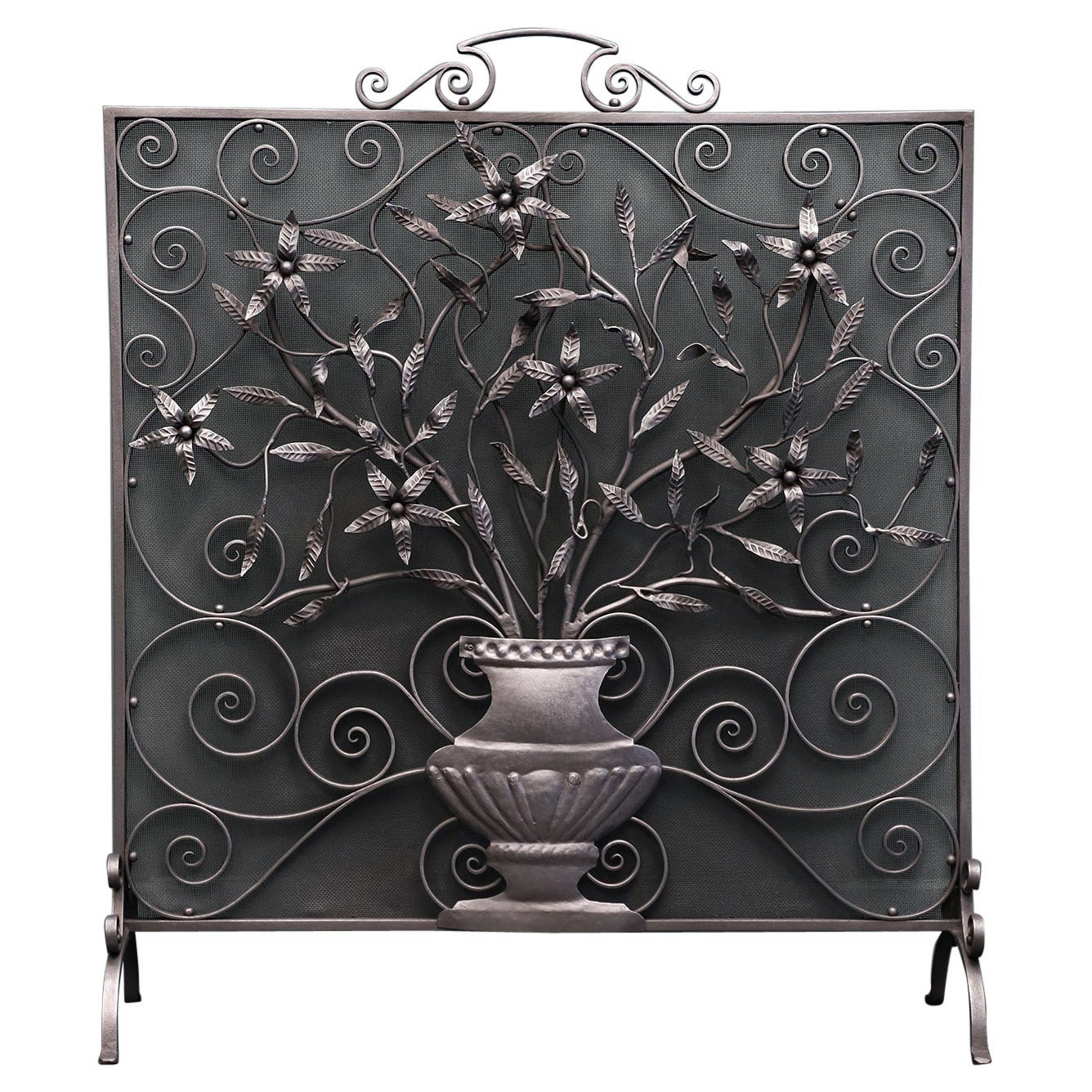 Écran de cheminée orné de volutes et de fleurs sauvages en fer forgé en vente
