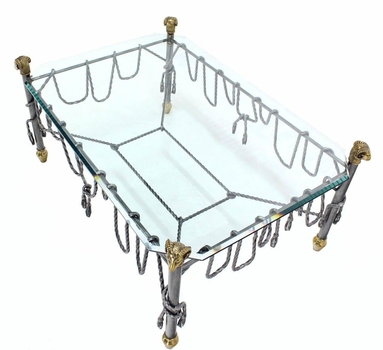 20ième siècle Table basse rectangulaire en fer forgé orné de motifs de têtes de bélier en laiton Table basse rectangulaire en verre Mint  en vente