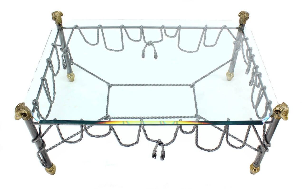 Table basse rectangulaire en fer forgé orné de motifs de têtes de bélier en laiton Table basse rectangulaire en verre Mint  en vente 2