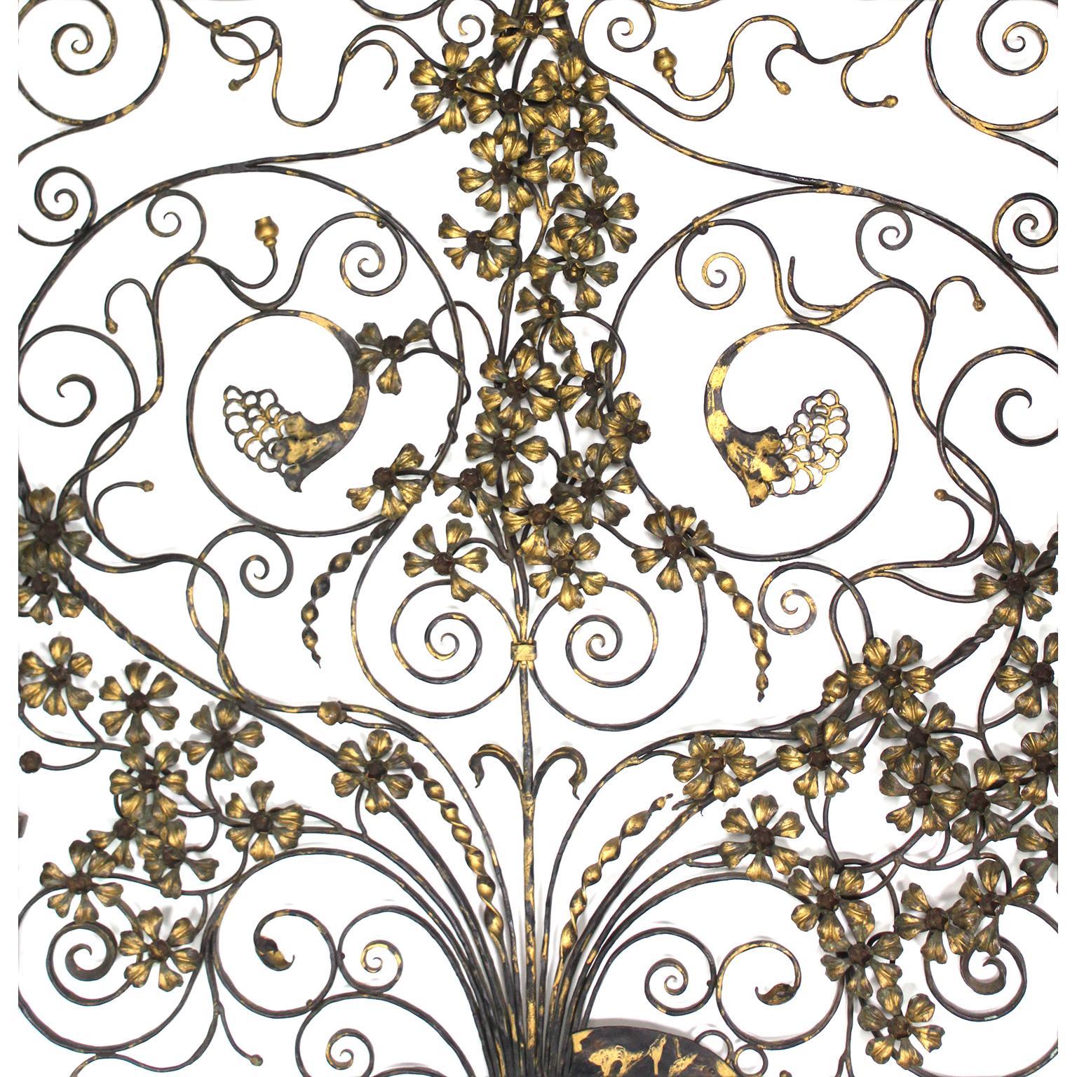 Dorato Ornate Wrought Iron & Parcel-Gilt Figural Entry Gate in Manner of Edgar Brandt in vendita