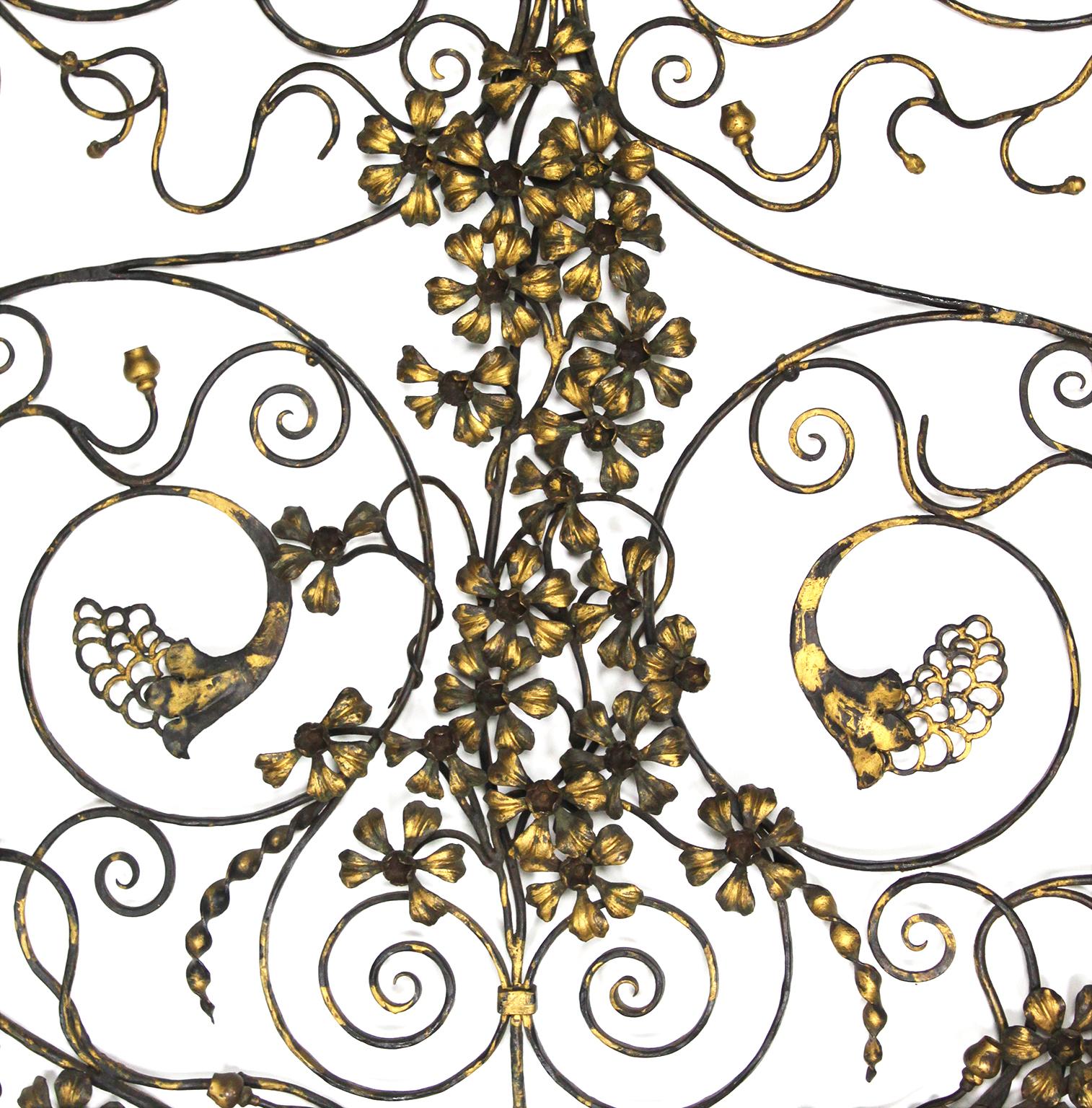 Ornate Wrought Iron & Parcel-Gilt Figural Entry Gate in Manner of Edgar Brandt en Bastante bueno estado para la venta en Los Angeles, CA