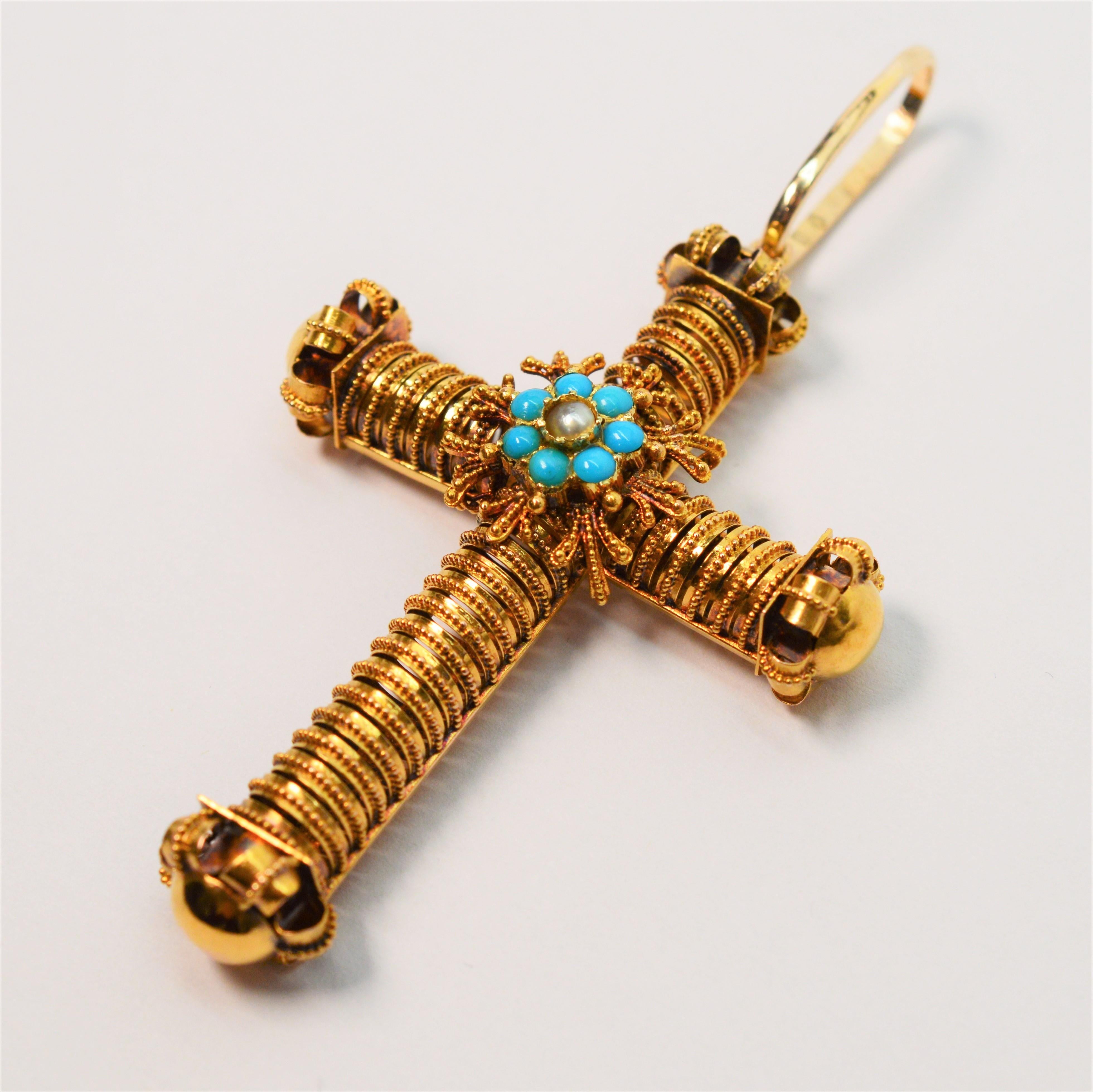 Magnifique pendentif en forme de croix orné en or jaune 14 carats de fabrication italienne, agrémenté de turquoises et de perles. Cette breloque inhabituelle est assemblée à la main et mesure un généreux 2-1/4 x 1-1/4 inch. Équipé d'une nouvelle
