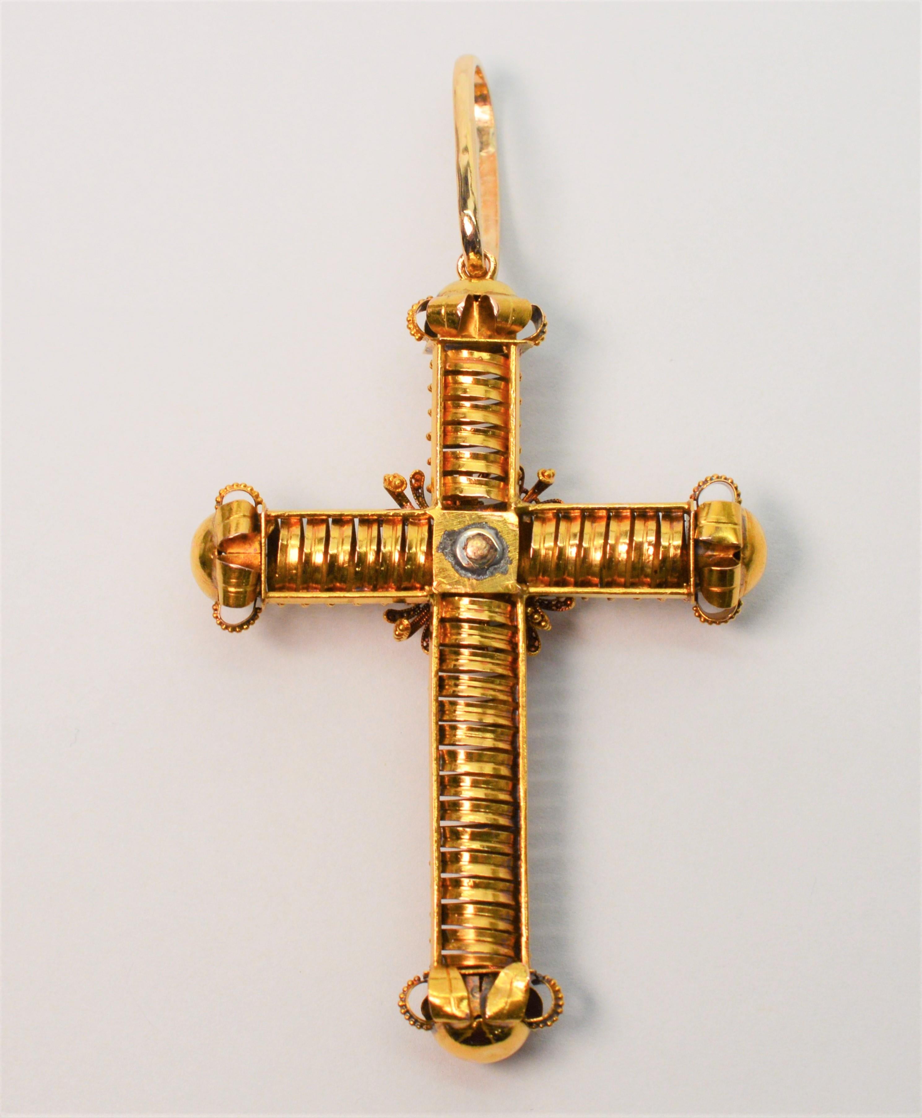 Taille ronde Pendentif croix en or jaune orné d'accents de perles turquoises en vente