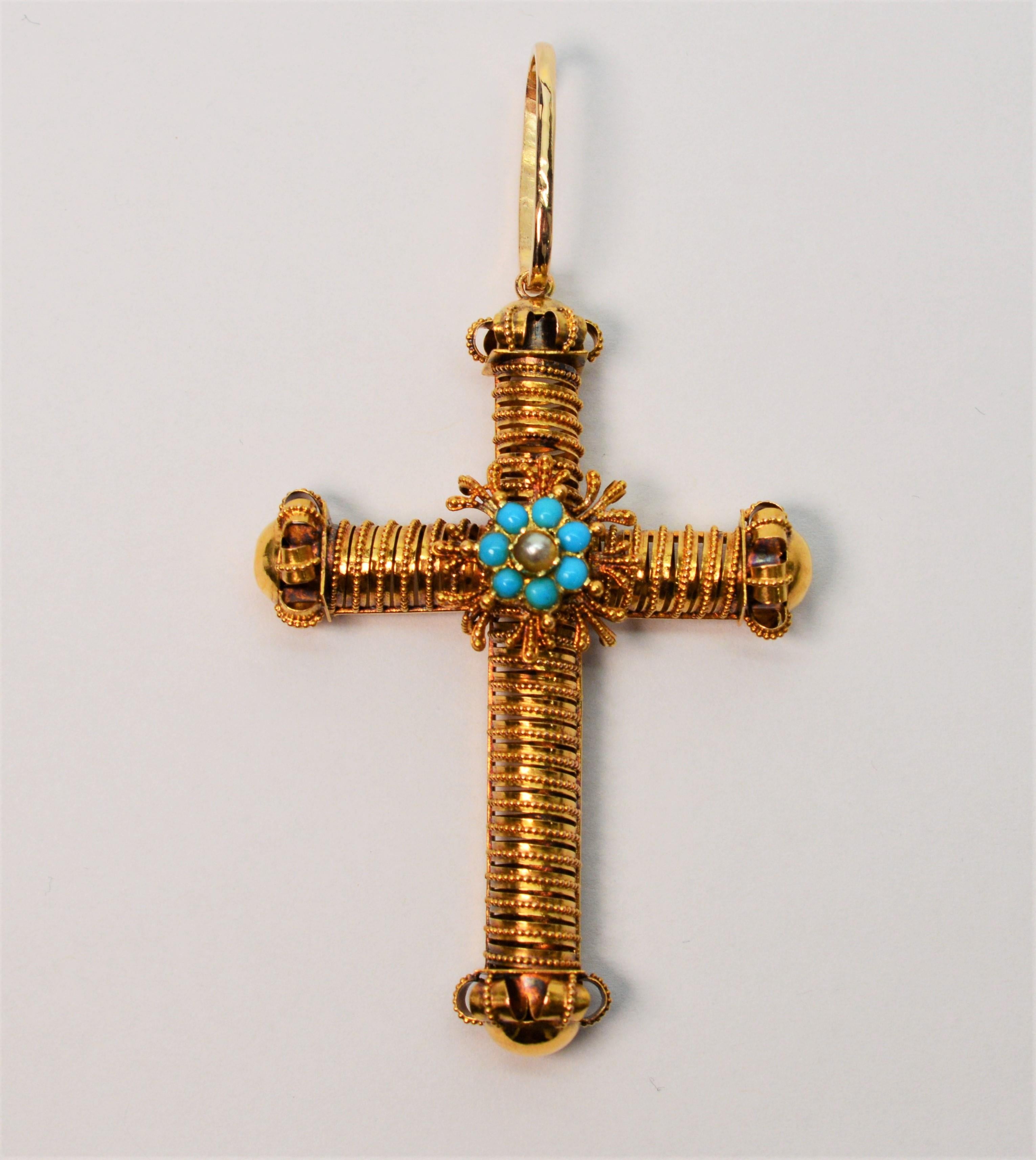 Pendentif croix en or jaune orné d'accents de perles turquoises Unisexe en vente