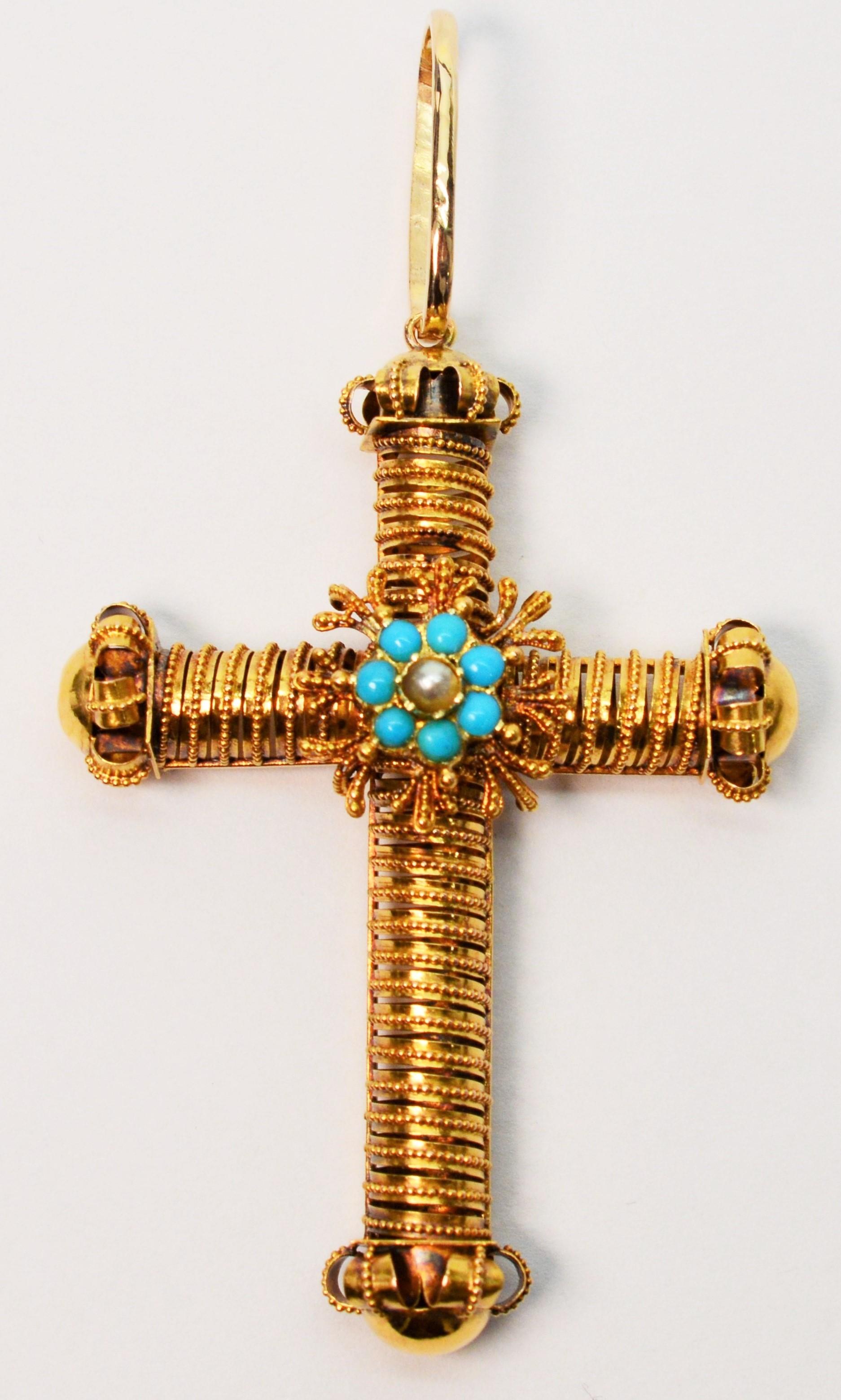 Pendentif croix en or jaune orné d'accents de perles turquoises en vente 1
