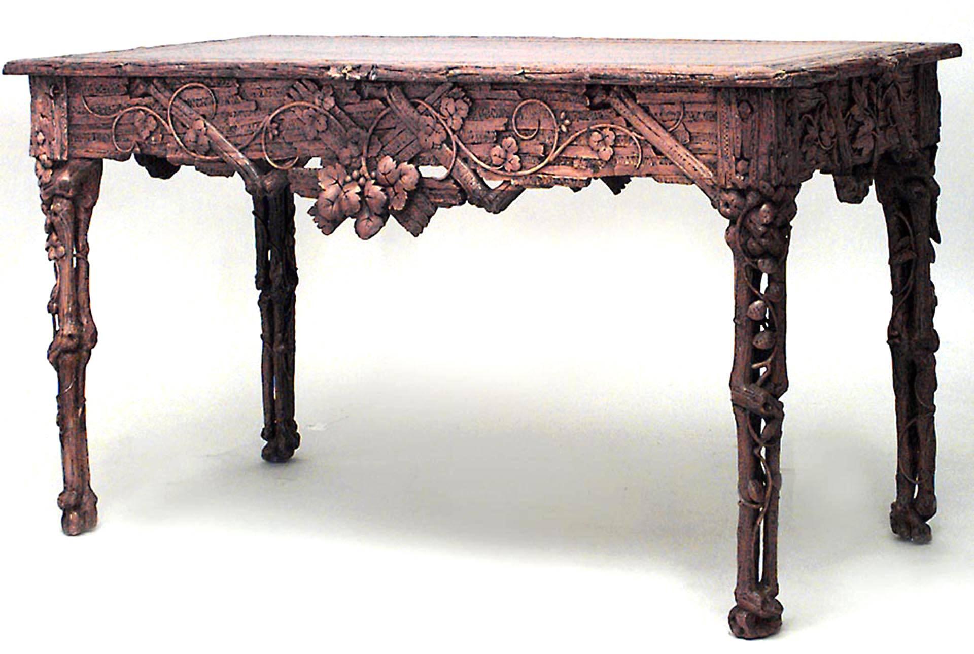 Rustikaler, rechteckiger Tisch aus hellem Nussbaumholz im Schwarzwaldstil (19. Jahrhundert) mit geschnitztem Blatt- und Rankenmuster auf einer Schürze mit offenen Beinen und einer Platte aus braunem Leder mit Verzierungen.
