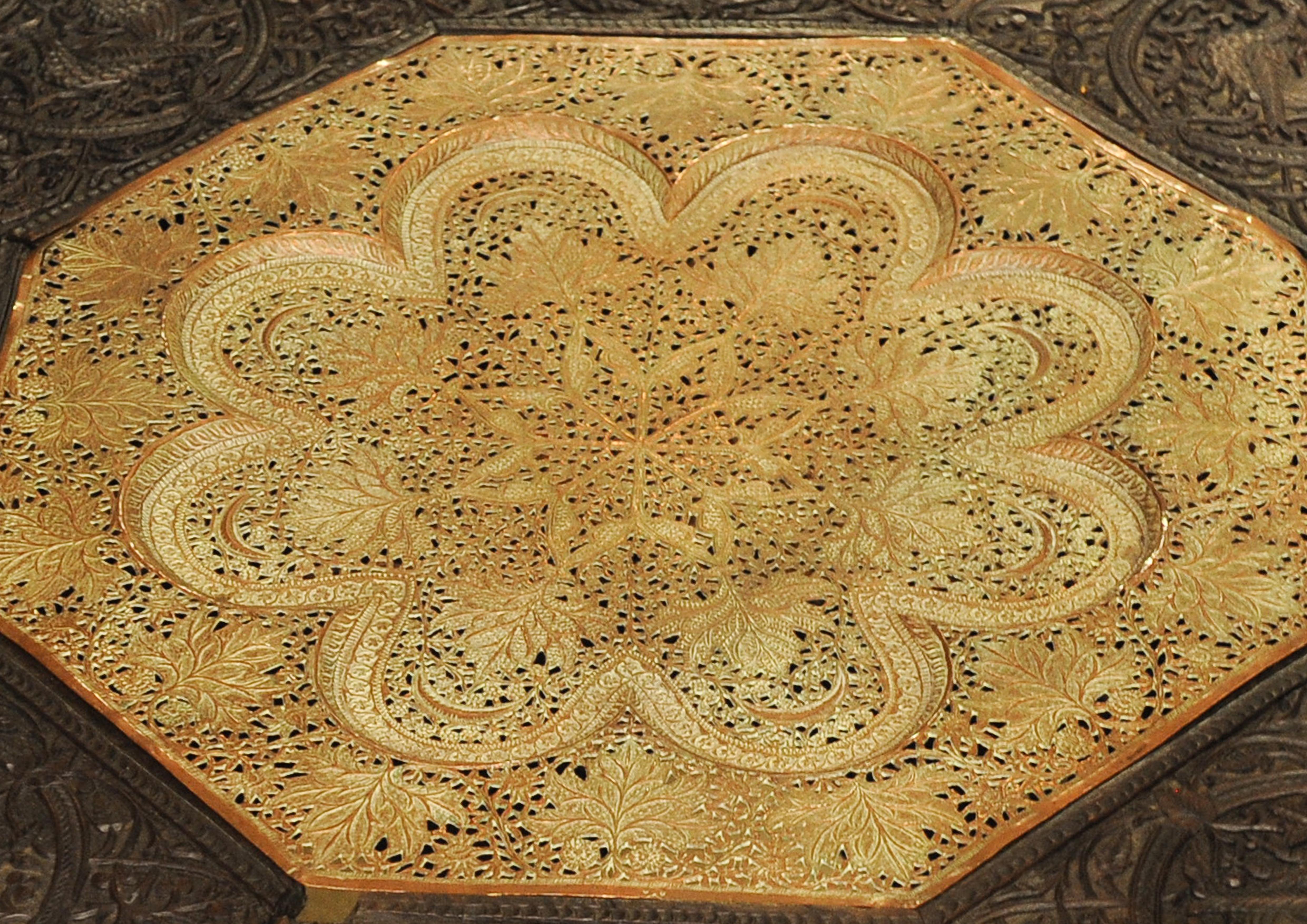 Aufwendig geschnitzter Tisch aus asiatischem Hartholz und gehämmertem Messing (19. Jahrhundert) im Angebot