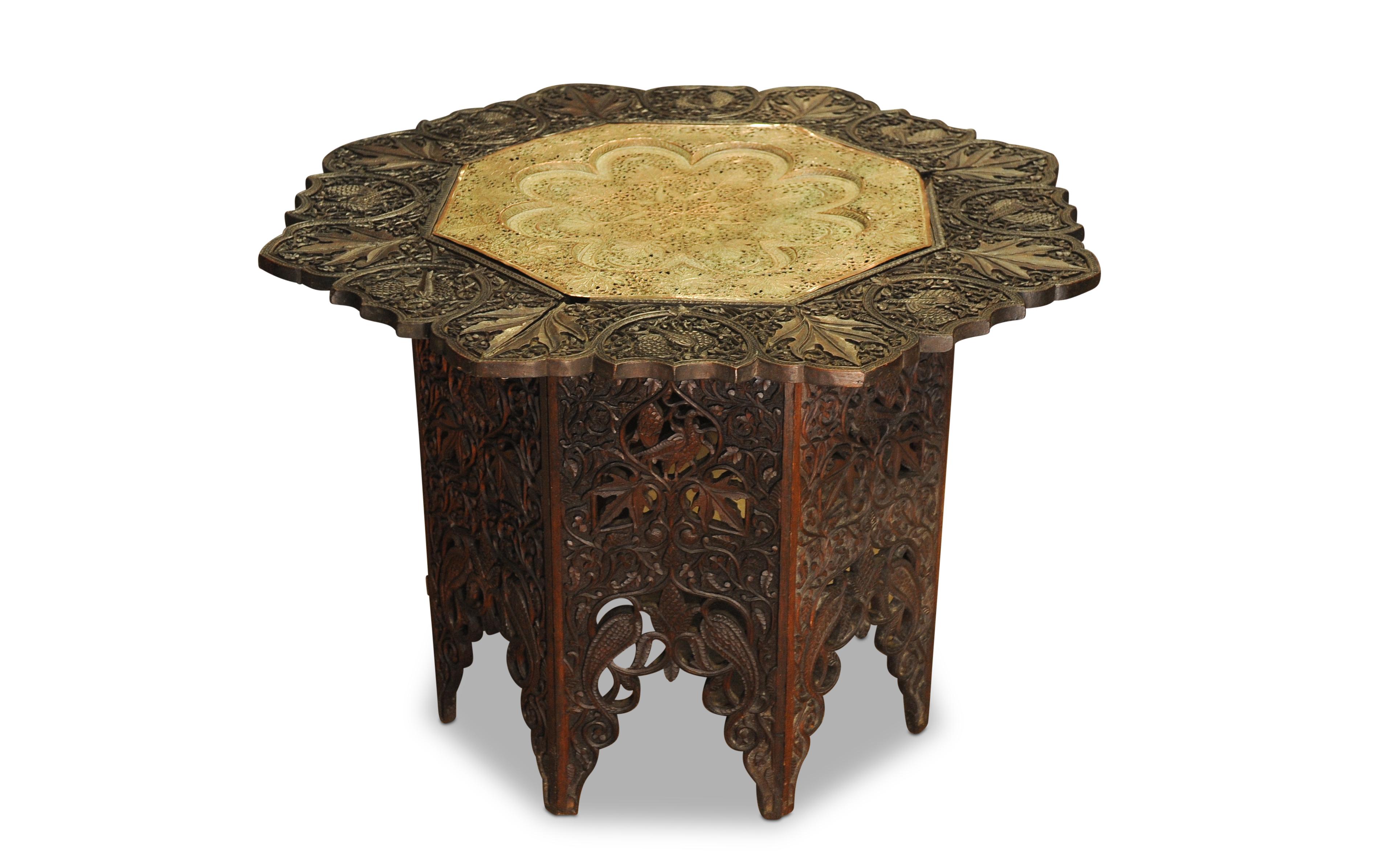Mesa asiática de madera dura ornamentada y latón martillado