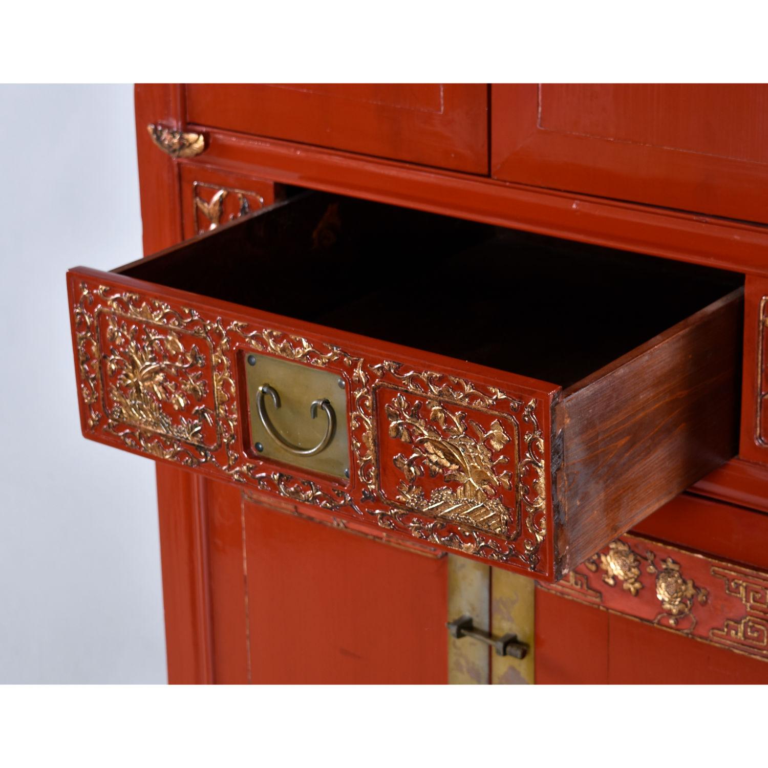 Armadio moderno asiatico ornato in lacca rossa e oro dorato con ferramenta in ottone in vendita 3