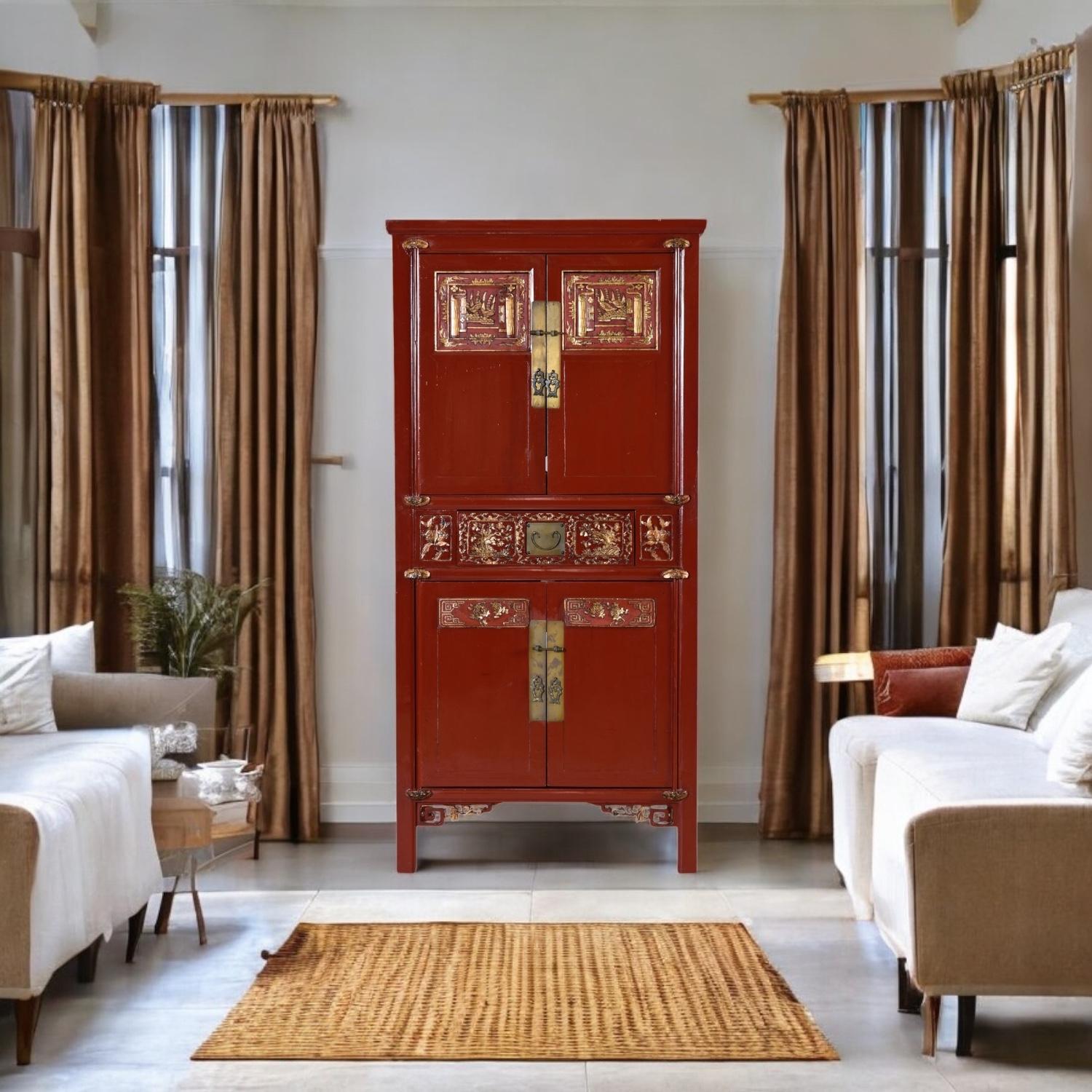 Motivi intagliati a mano in stile cineseria adornano questo sostanzioso armadio laccato rosso.  Accentuato da una ferramenta in metallo color ottone, il mobile ha una presenza regale. I rilievi dipinti in oro dorato creano un lussuoso contrasto e