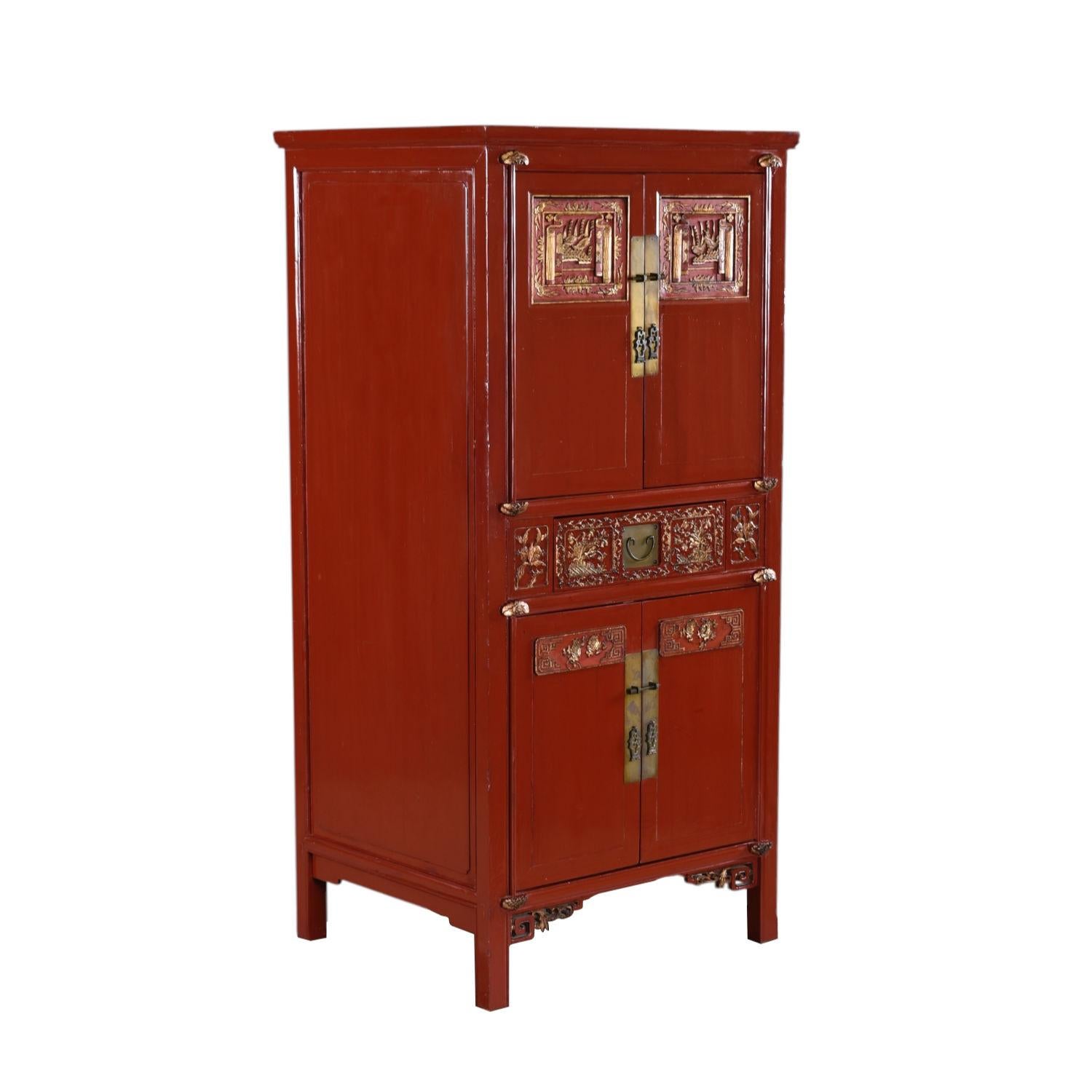 Asiatico Armadio moderno asiatico ornato in lacca rossa e oro dorato con ferramenta in ottone in vendita