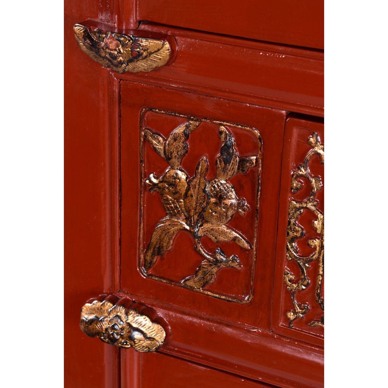 Fine XX secolo Armadio moderno asiatico ornato in lacca rossa e oro dorato con ferramenta in ottone in vendita