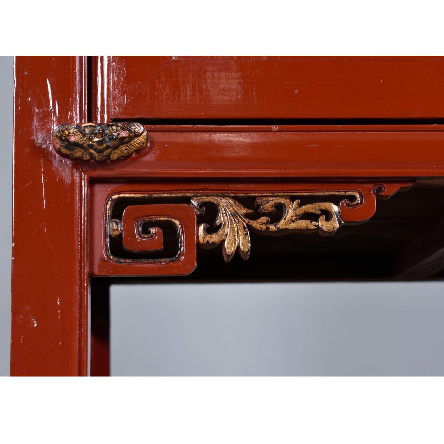Legno massiccio Armadio moderno asiatico ornato in lacca rossa e oro dorato con ferramenta in ottone in vendita