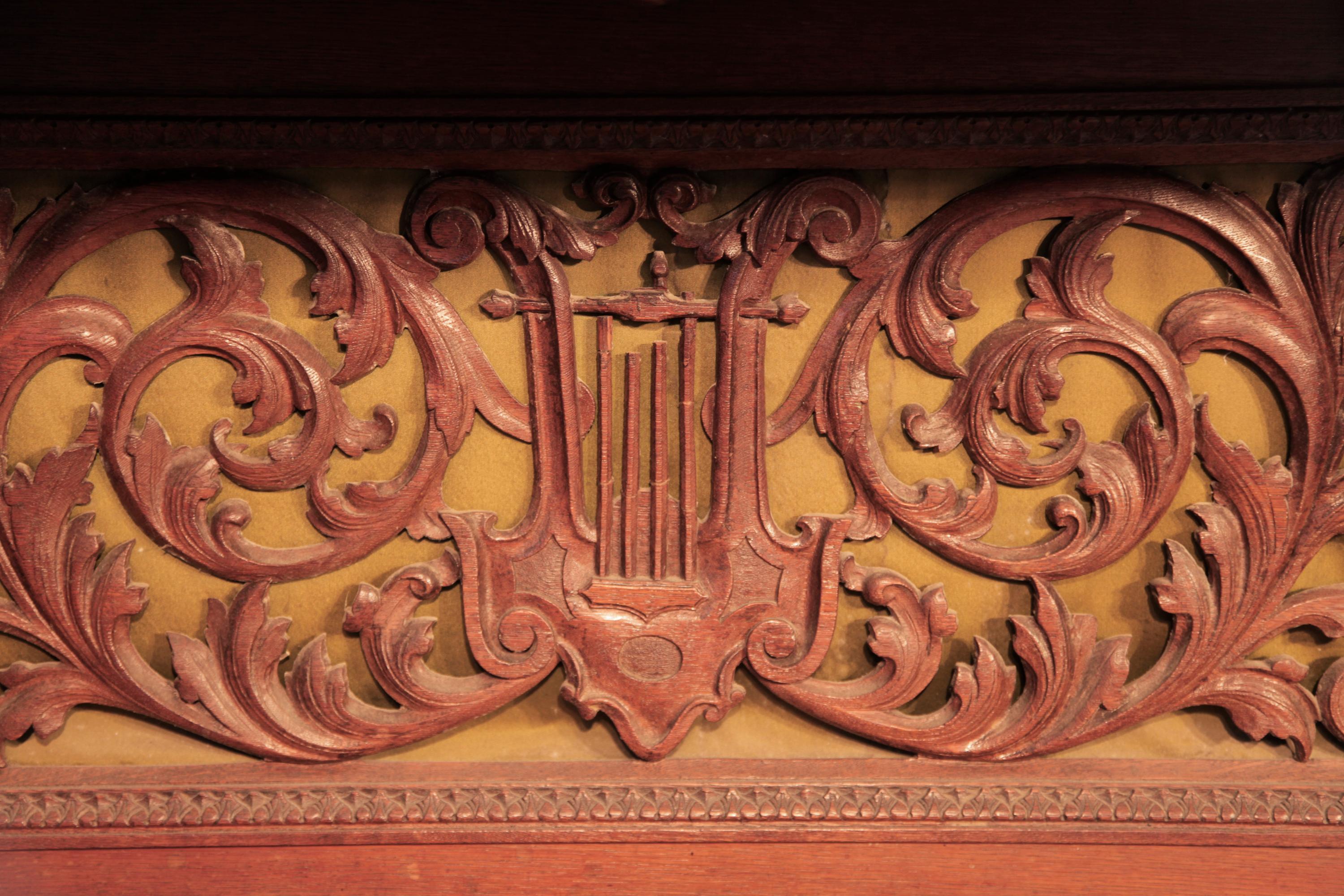 Piano droit Biese Hof ornementé et sculpté Panneaux ajourés Pieds de griffon en haut-relief en vente 3