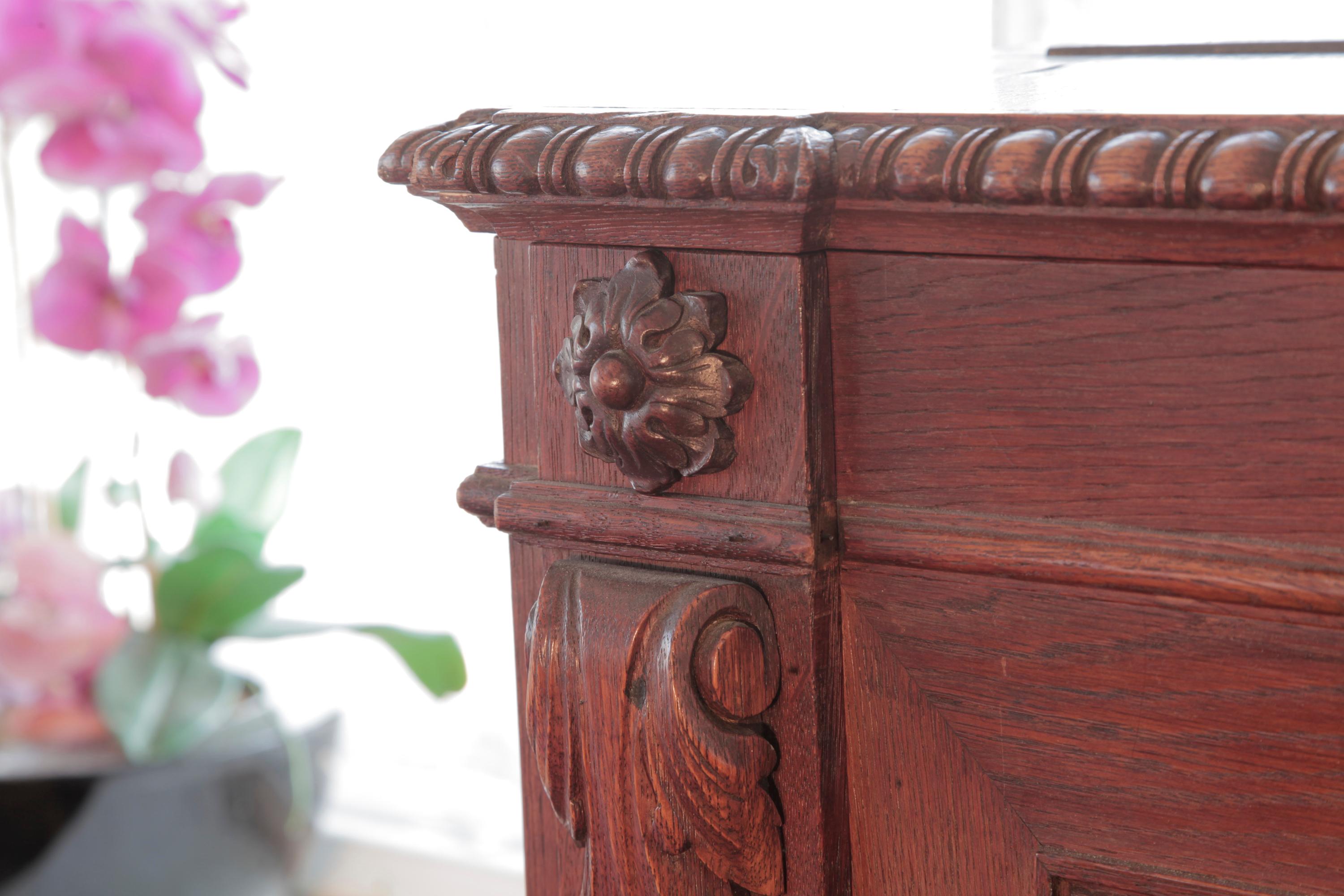 Piano droit Biese Hof ornementé et sculpt�é Panneaux ajourés Pieds de griffon en haut-relief en vente 4