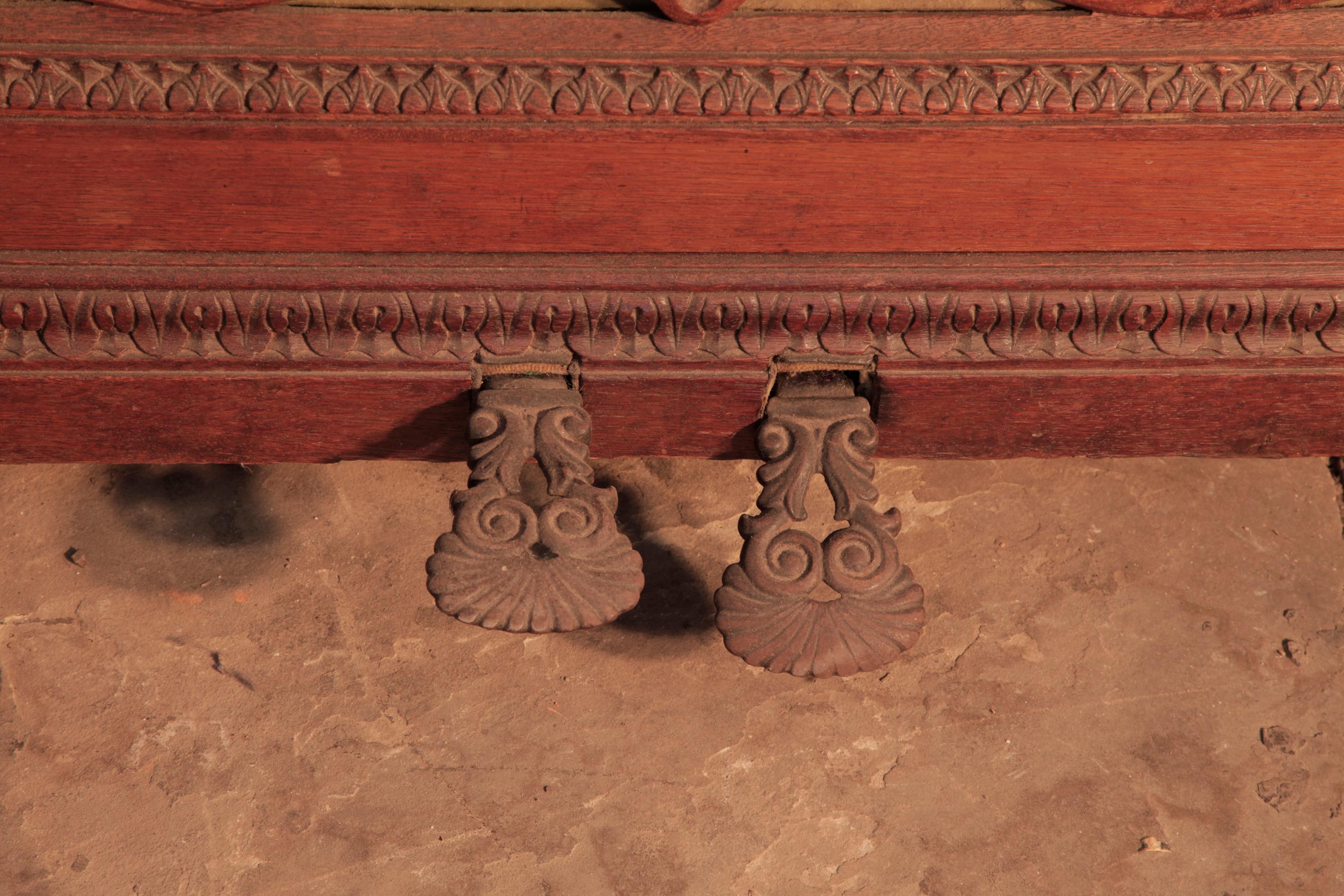 Piano droit Biese Hof ornementé et sculpté Panneaux ajourés Pieds de griffon en haut-relief en vente 5