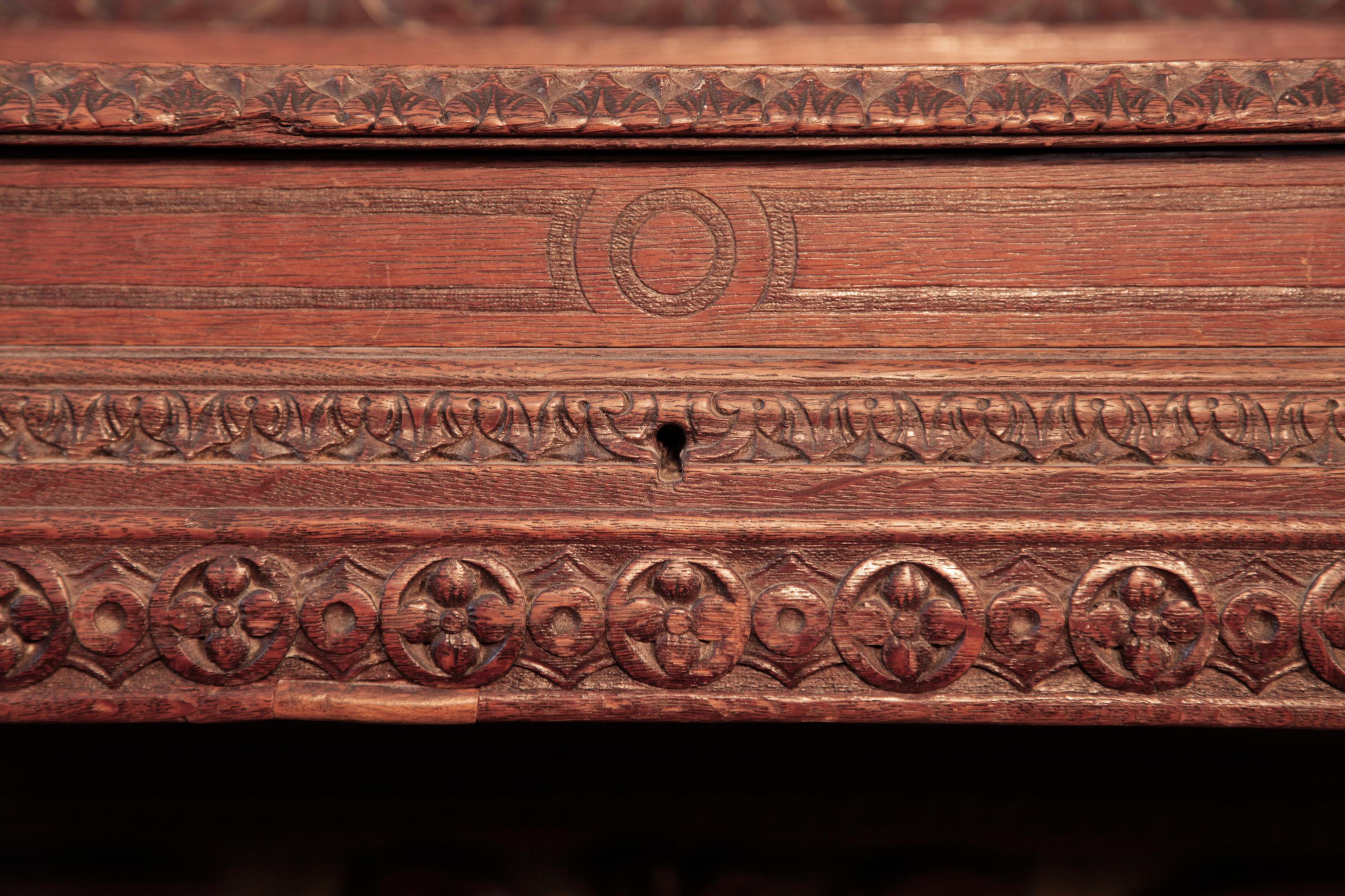 Piano droit Biese Hof ornementé et sculpté Panneaux ajourés Pieds de griffon en haut-relief en vente 7