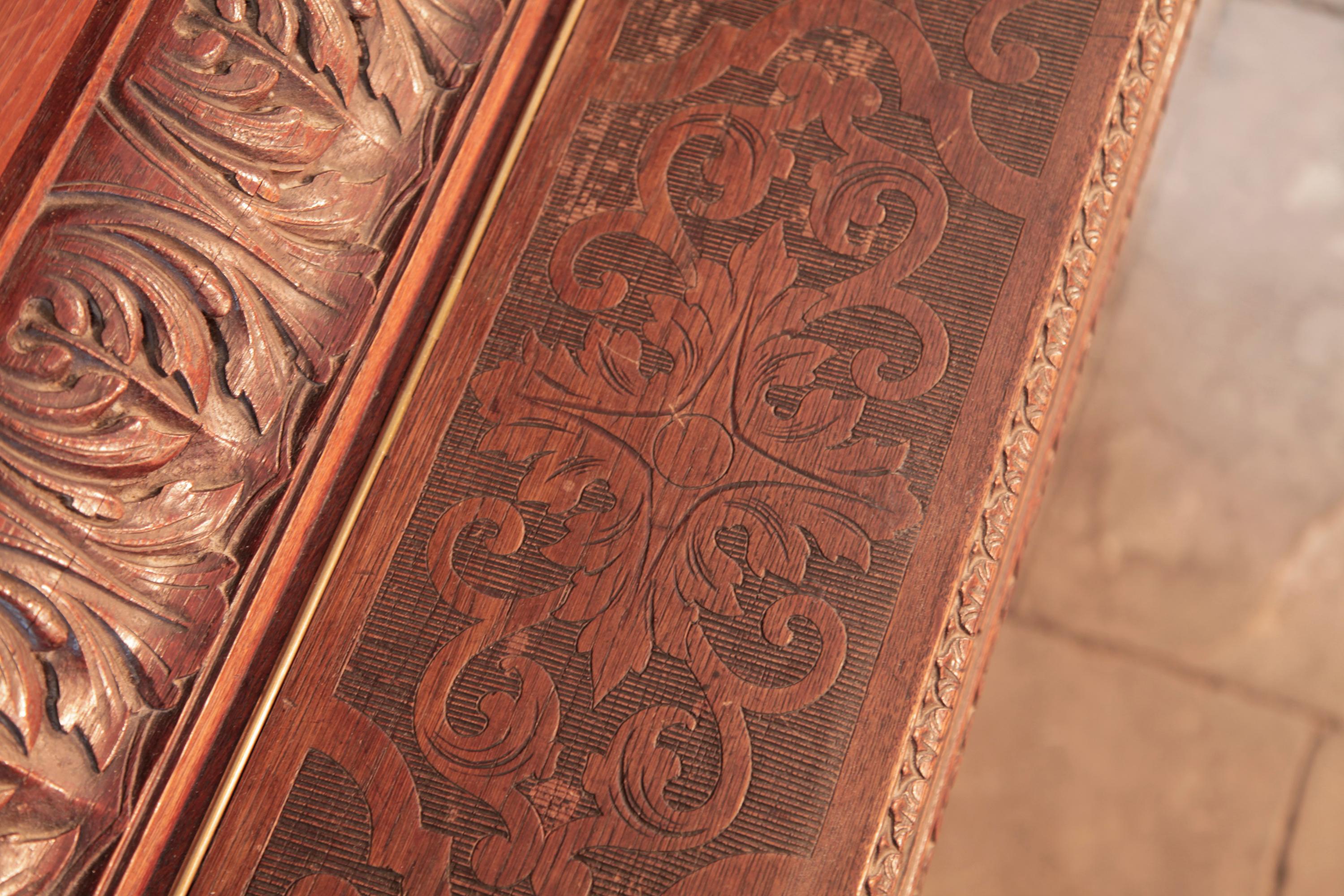 Piano droit Biese Hof ornementé et sculpté Panneaux ajourés Pieds de griffon en haut-relief en vente 10