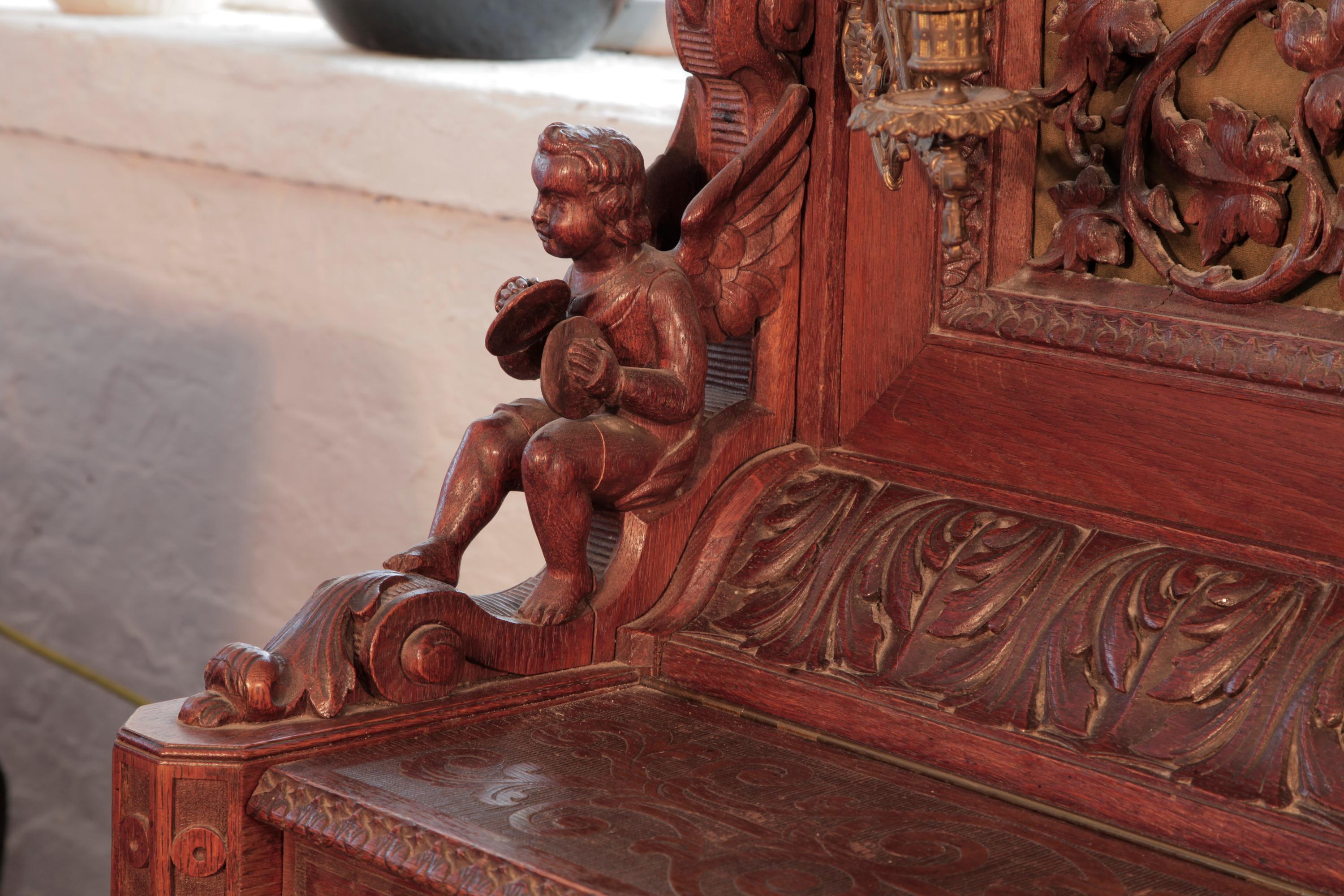 Allemand Piano droit Biese Hof ornementé et sculpté Panneaux ajourés Pieds de griffon en haut-relief en vente