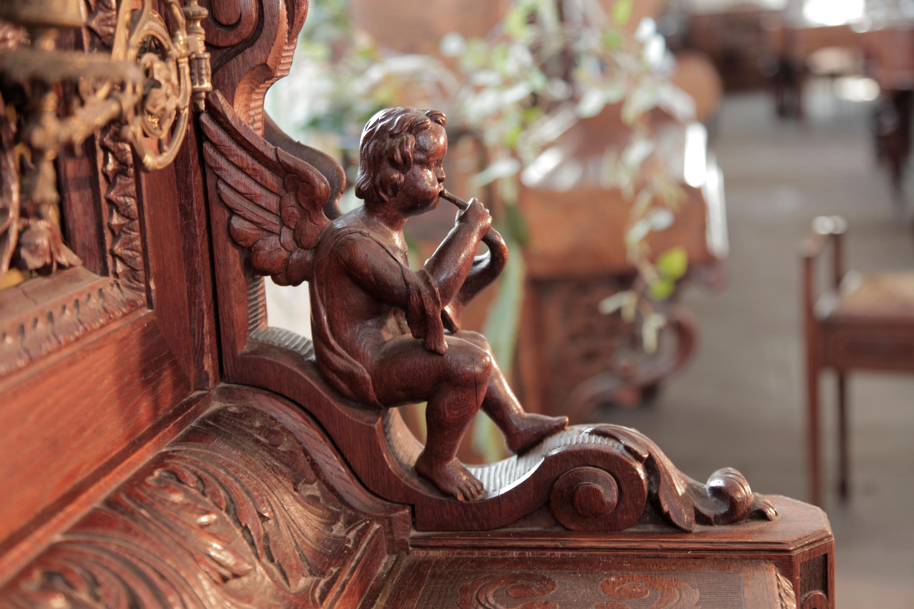 Sculpté à la main Piano droit Biese Hof ornementé et sculpté Panneaux ajourés Pieds de griffon en haut-relief en vente