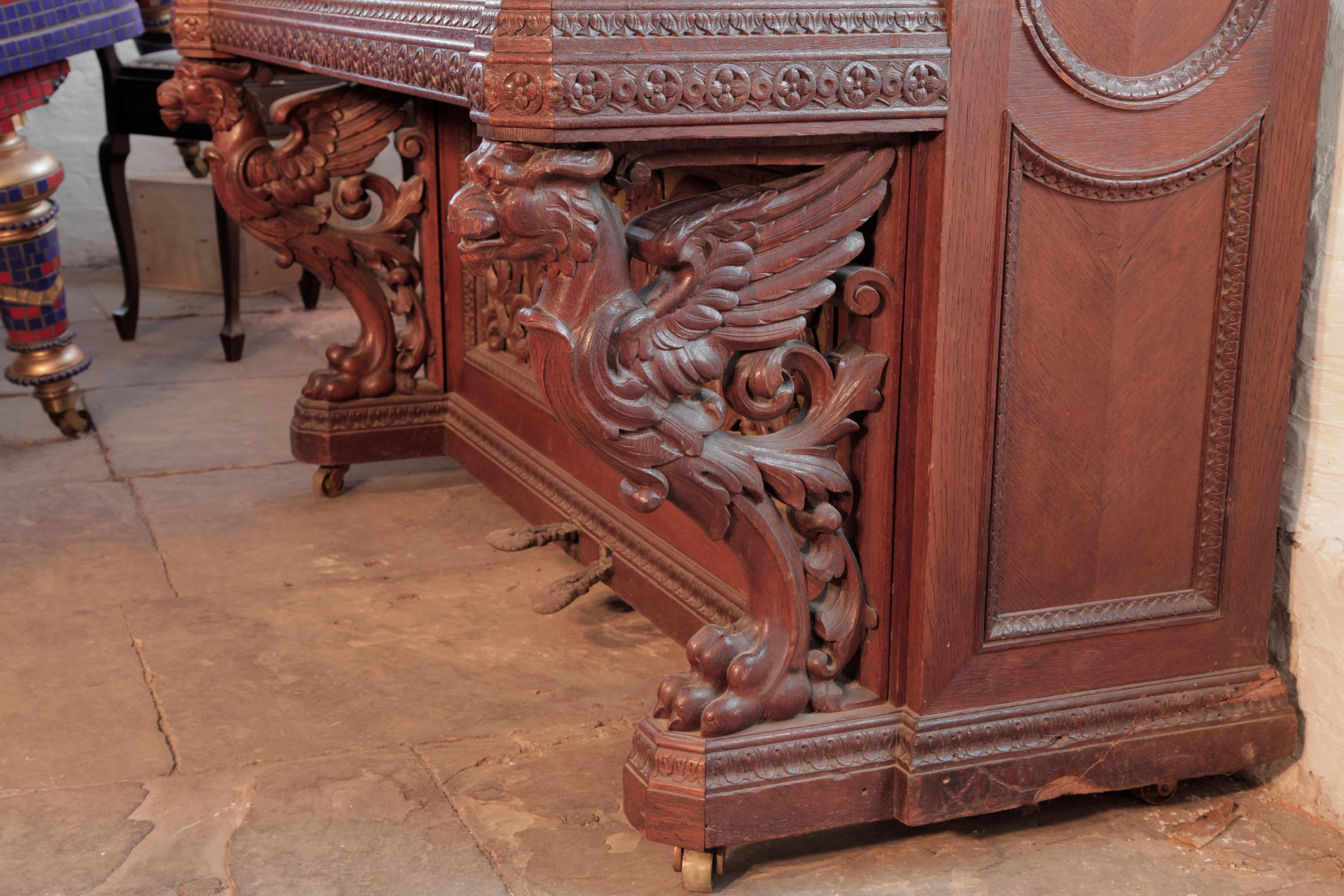 Piano droit Biese Hof ornementé et sculpté Panneaux ajourés Pieds de griffon en haut-relief Abîmé - En vente à Leeds, GB