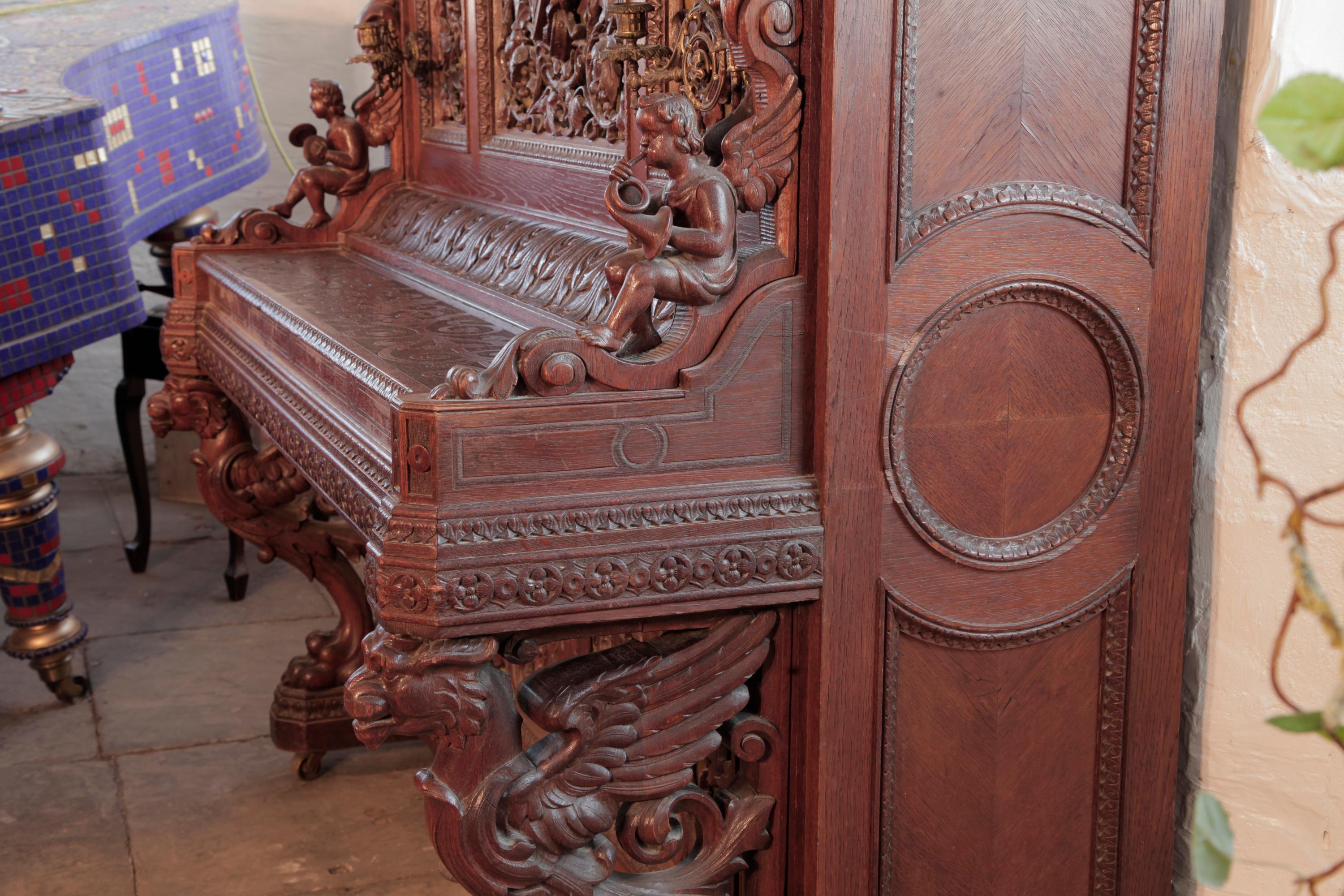 XIXe siècle Piano droit Biese Hof ornementé et sculpté Panneaux ajourés Pieds de griffon en haut-relief en vente