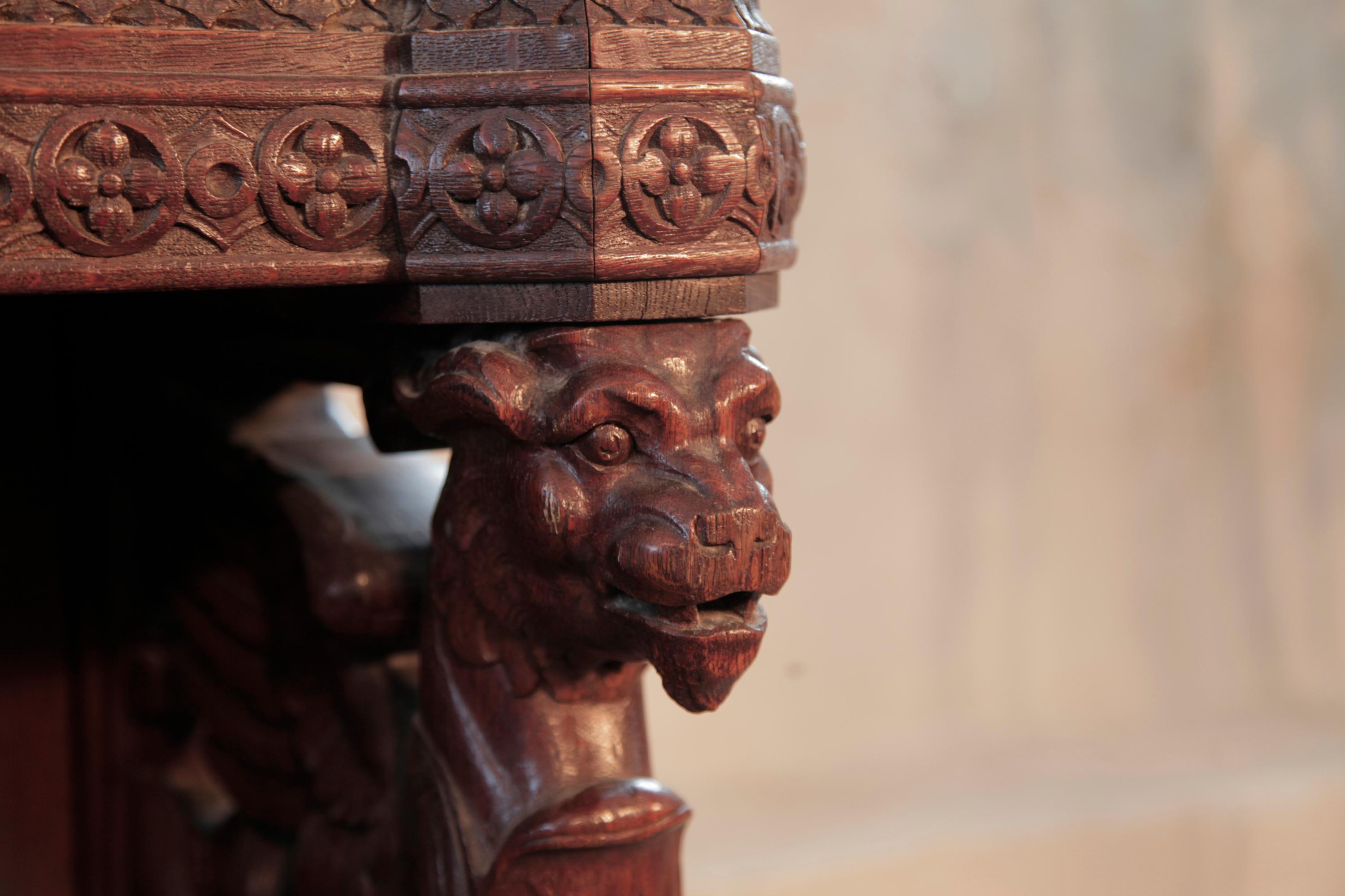 Chêne Piano droit Biese Hof ornementé et sculpté Panneaux ajourés Pieds de griffon en haut-relief en vente