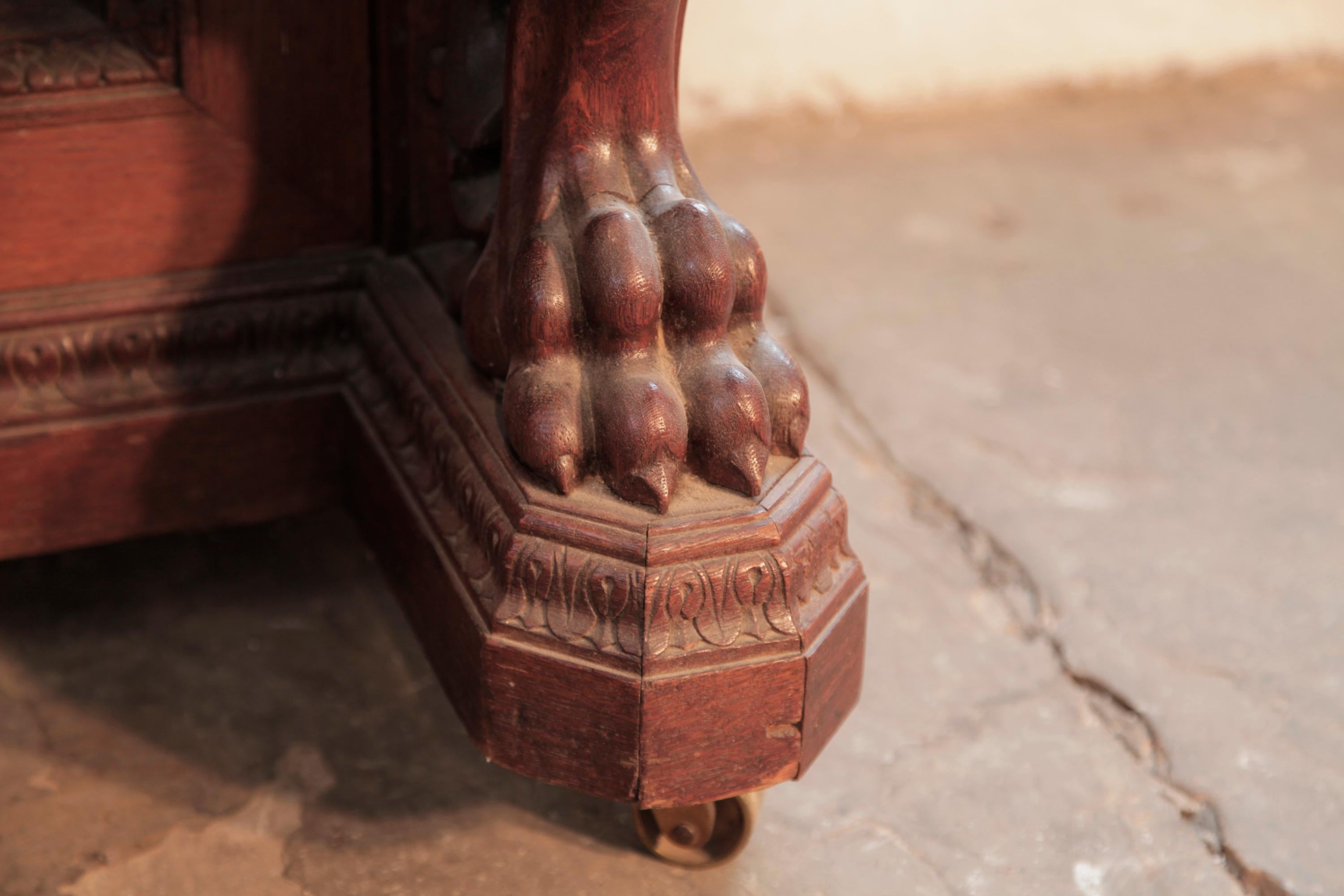 Piano droit Biese Hof ornementé et sculpté Panneaux ajourés Pieds de griffon en haut-relief en vente 1