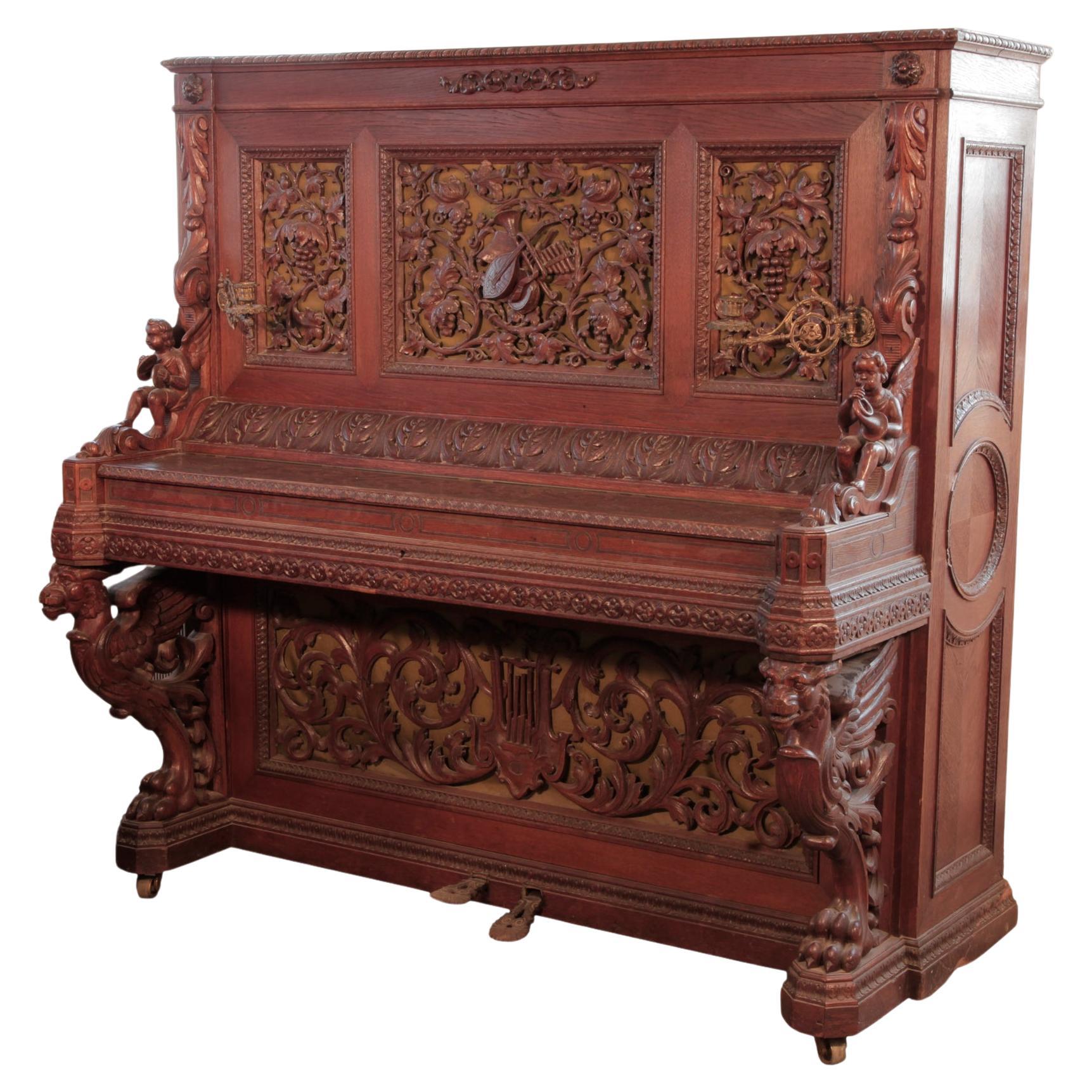 Piano droit Biese Hof ornementé et sculpté Panneaux ajourés Pieds de griffon en haut-relief