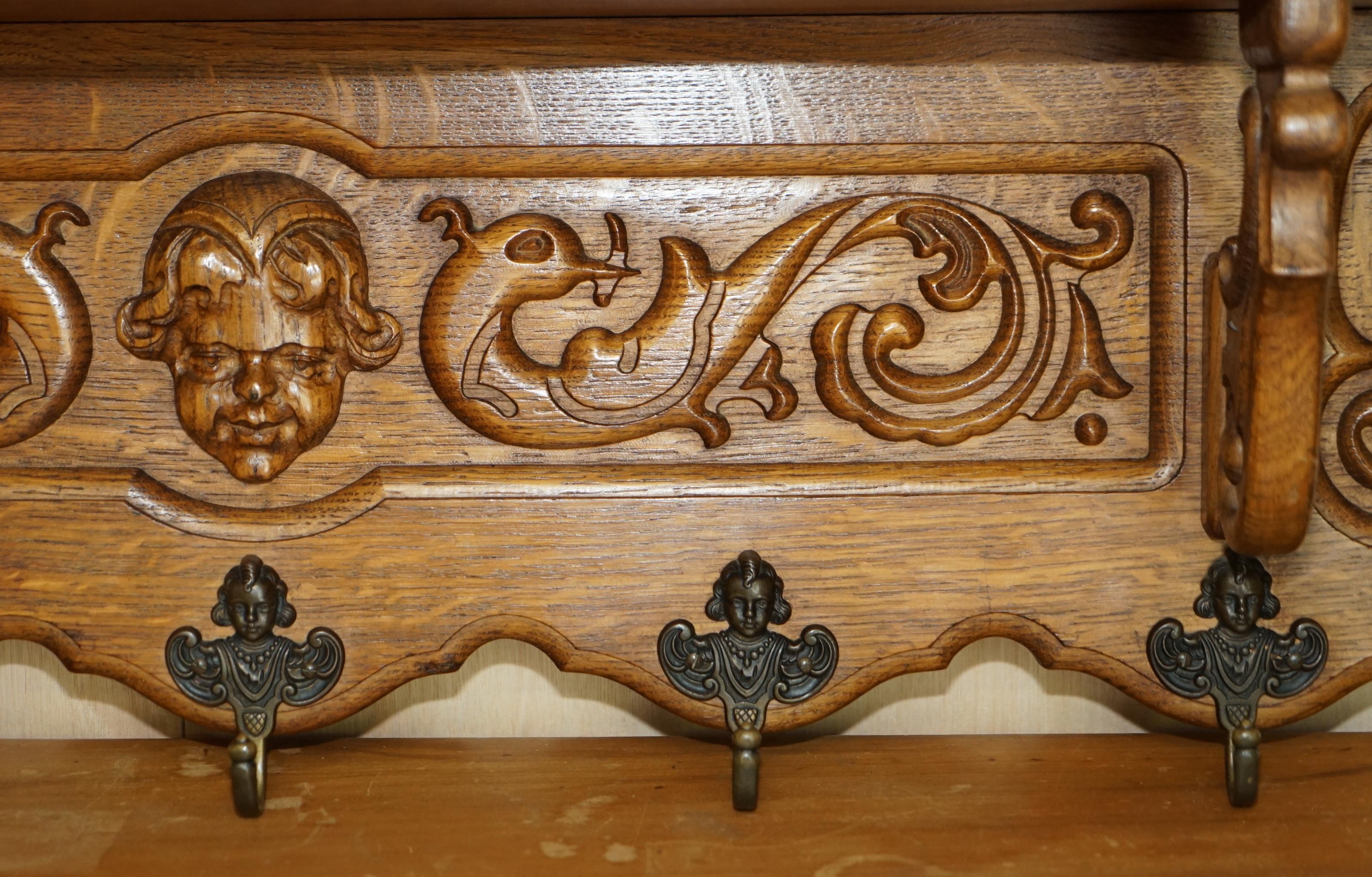 Perchero de pared para abrigos, sombreros y bufandas de roble holandés con querubines tallados y ganchos de bronce Hecho a mano en venta