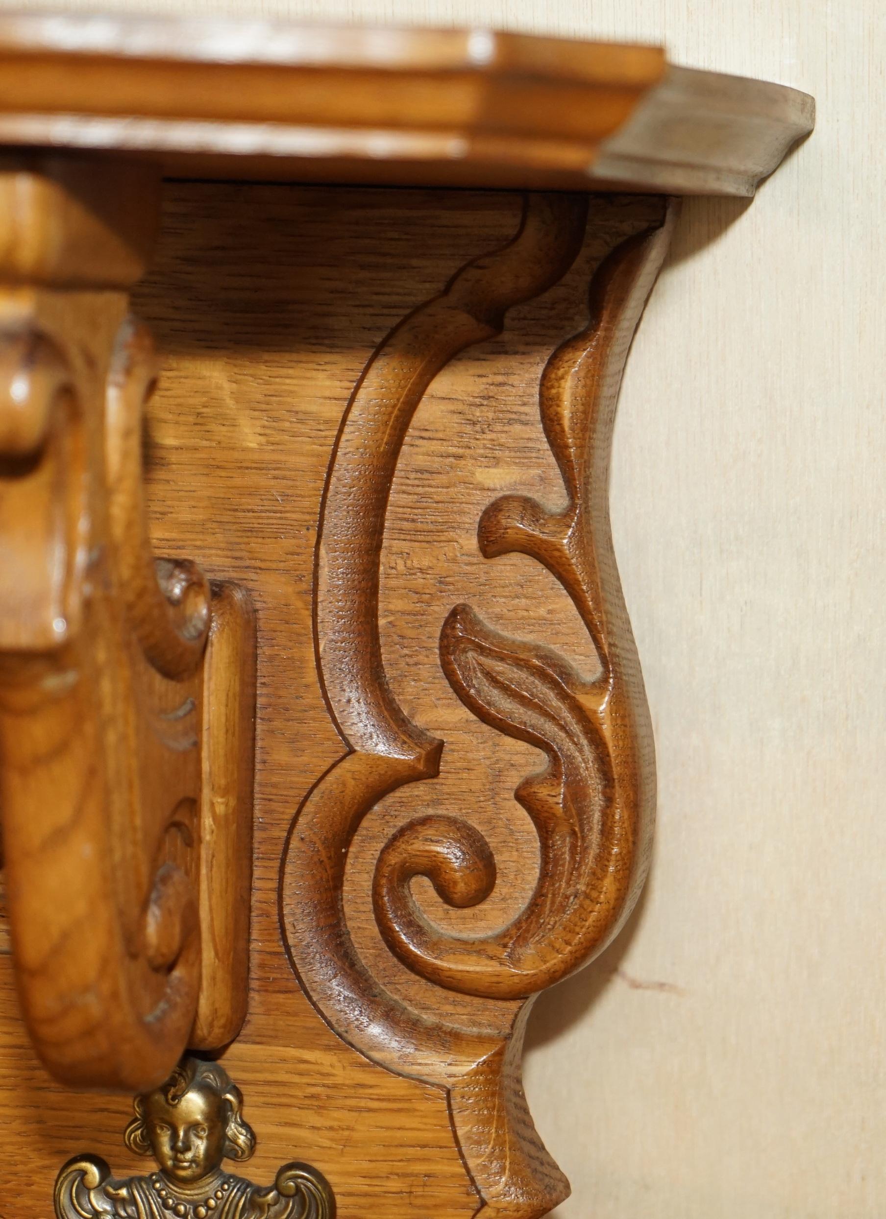 Dekoriert geschnitzter Cherub Dutch Oak Mantel Hut Schal Wandständer Aufbewahrungsbehälter Royal Hooks im Zustand „Gut“ im Angebot in West Sussex, Pulborough