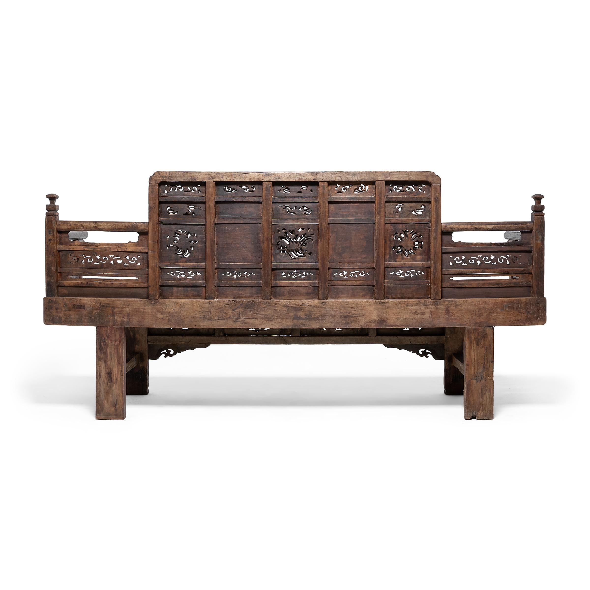 Ornately Carved Chinese Luohan Bed, circa 1550 In Good Condition In Chicago, IL