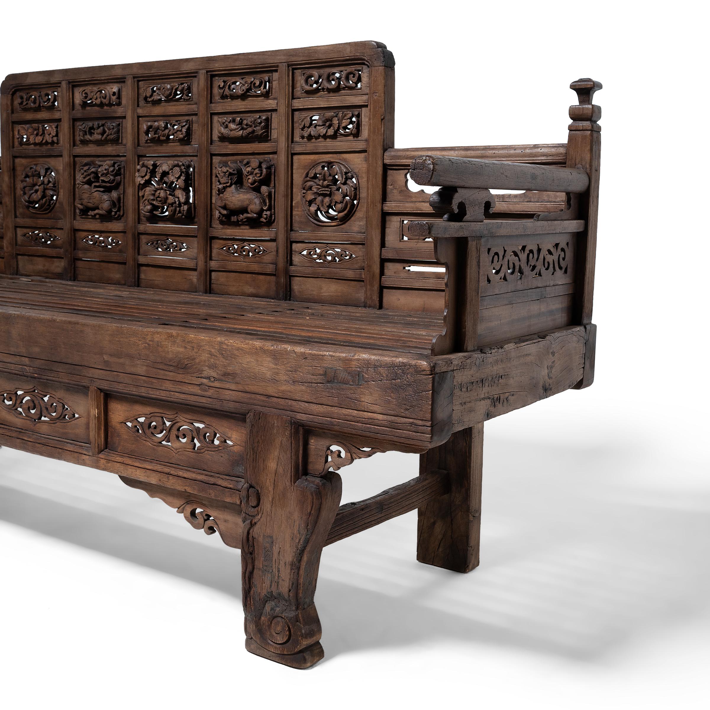 Aufwändig geschnitztes chinesisches Luohan-Bett, um 1550 im Zustand „Gut“ in Chicago, IL