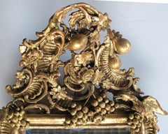 Aufwändig geschnitzter französischer Rokoko-Spiegel aus vergoldetem Holz mit üppigem Wappen